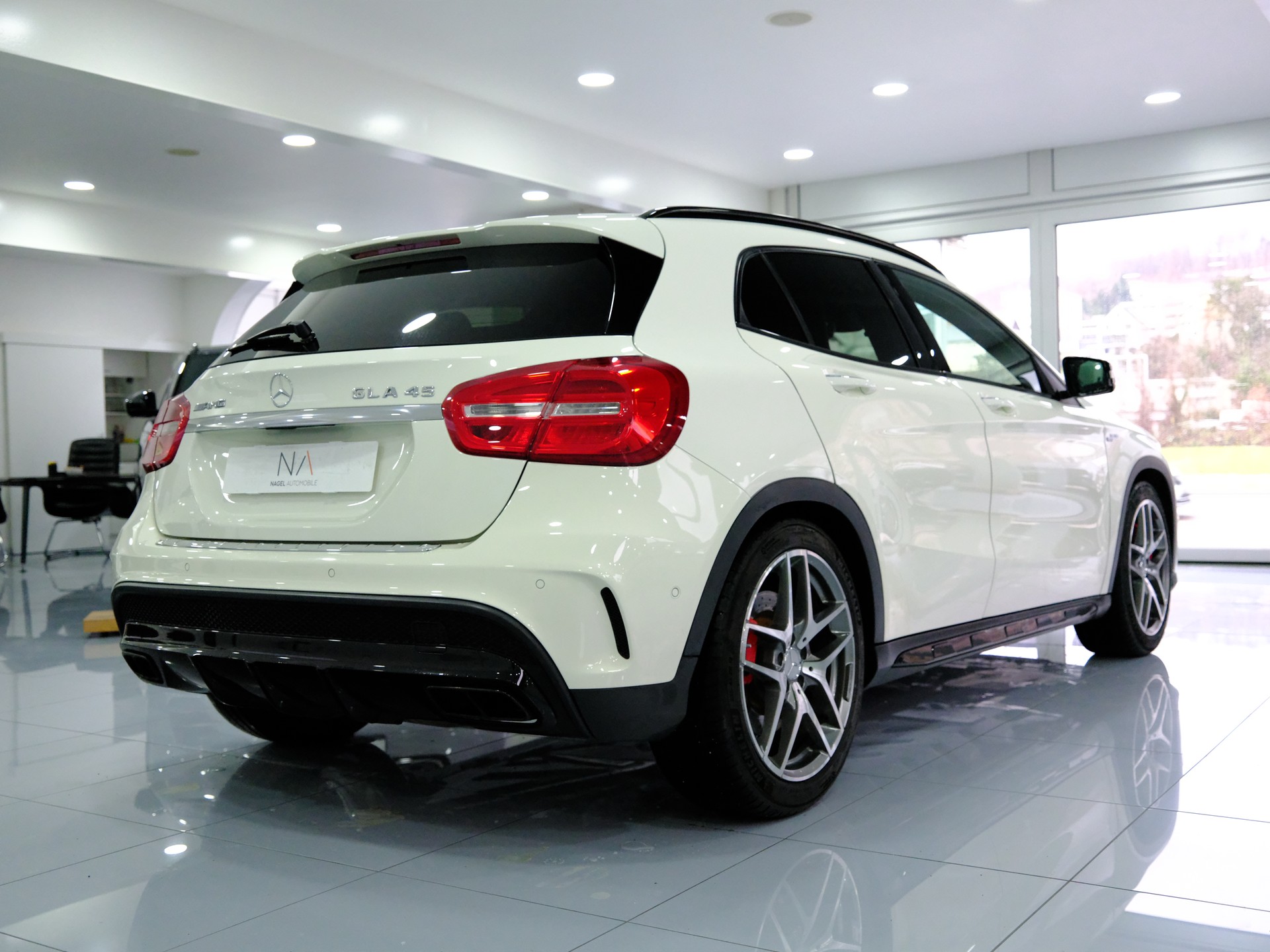 MERCEDES-BENZ GLA 45 AMG 4Matic 7G-DCT-image-3