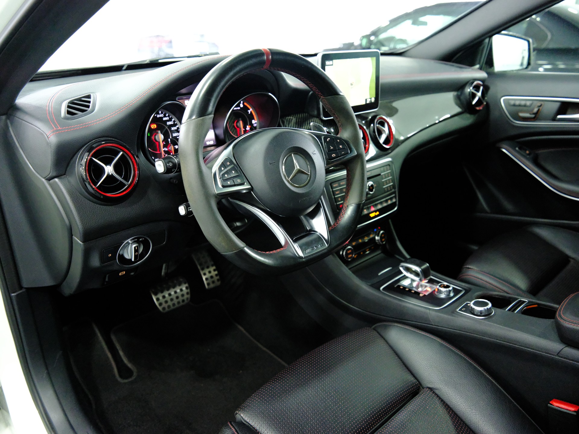MERCEDES-BENZ GLA 45 AMG 4Matic 7G-DCT-image-9