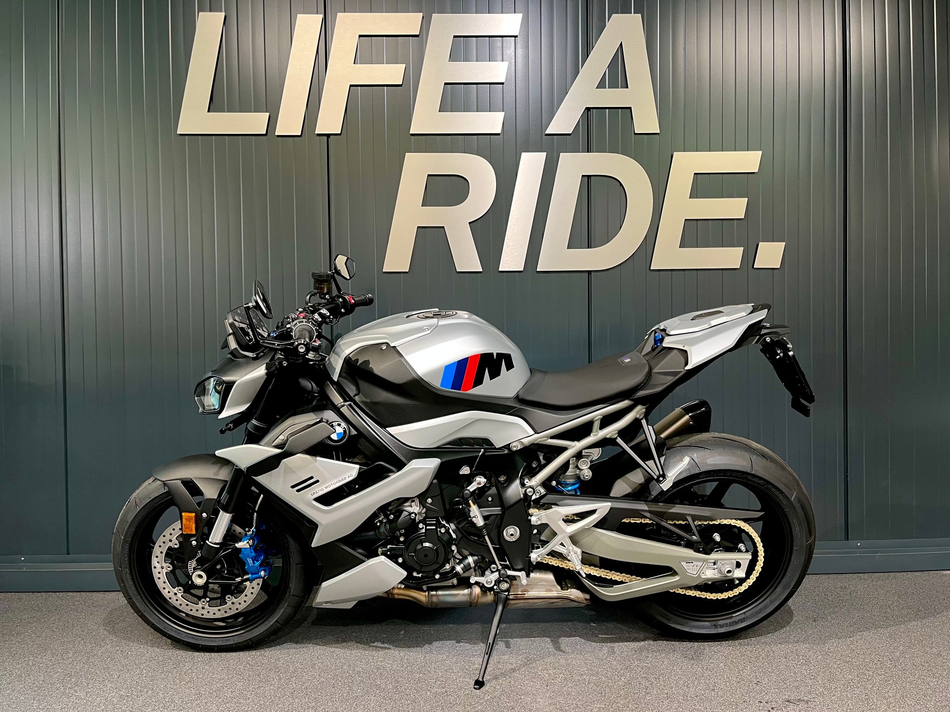 BMW M 1000 R-showroom-element-2