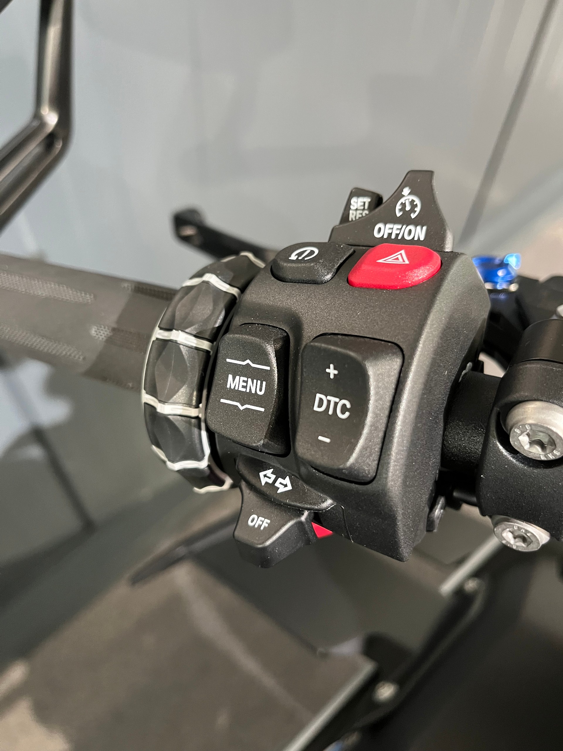 BMW M 1000 R-showroom-element-3