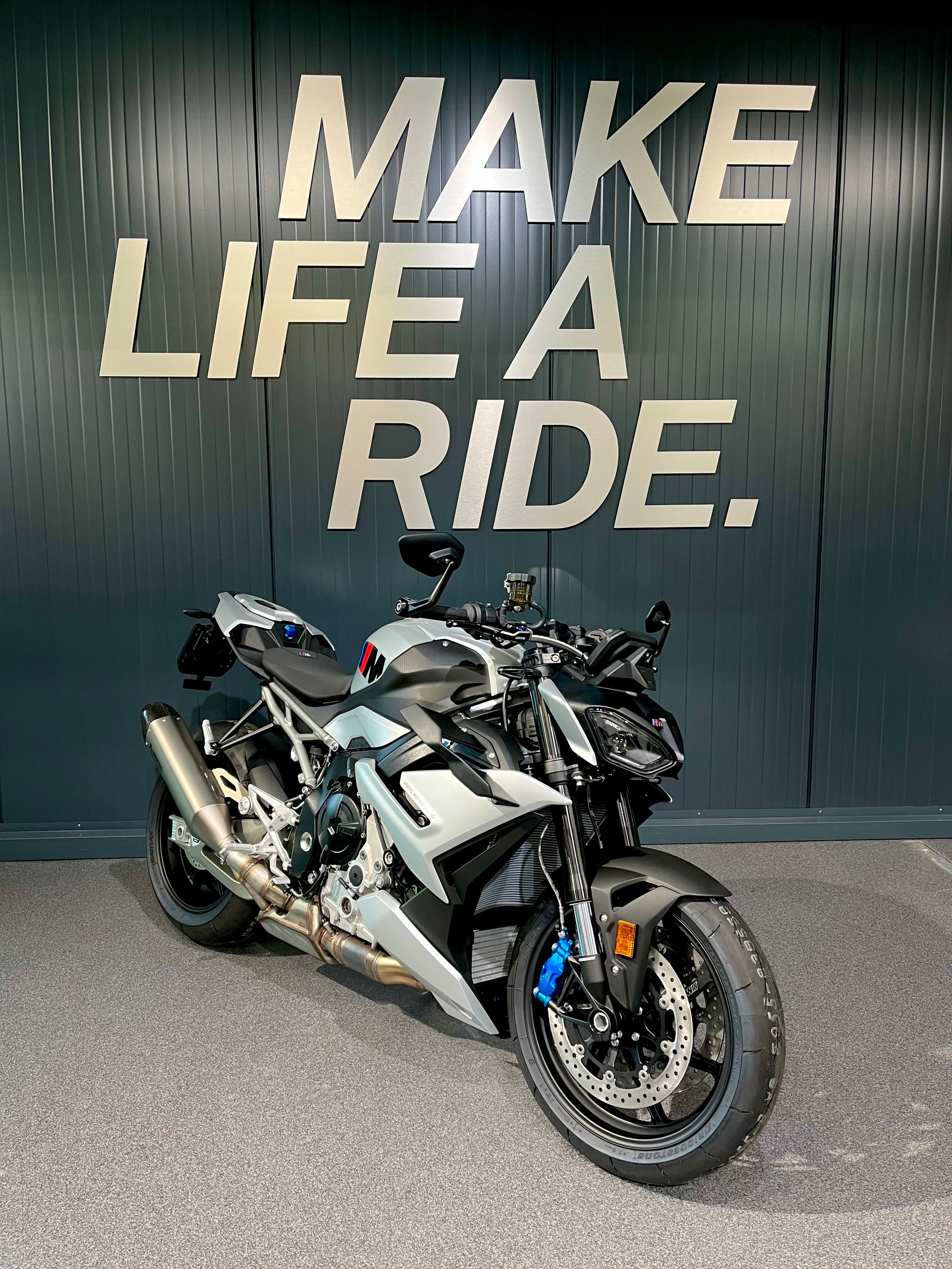 BMW M 1000 R-showroom-element-1