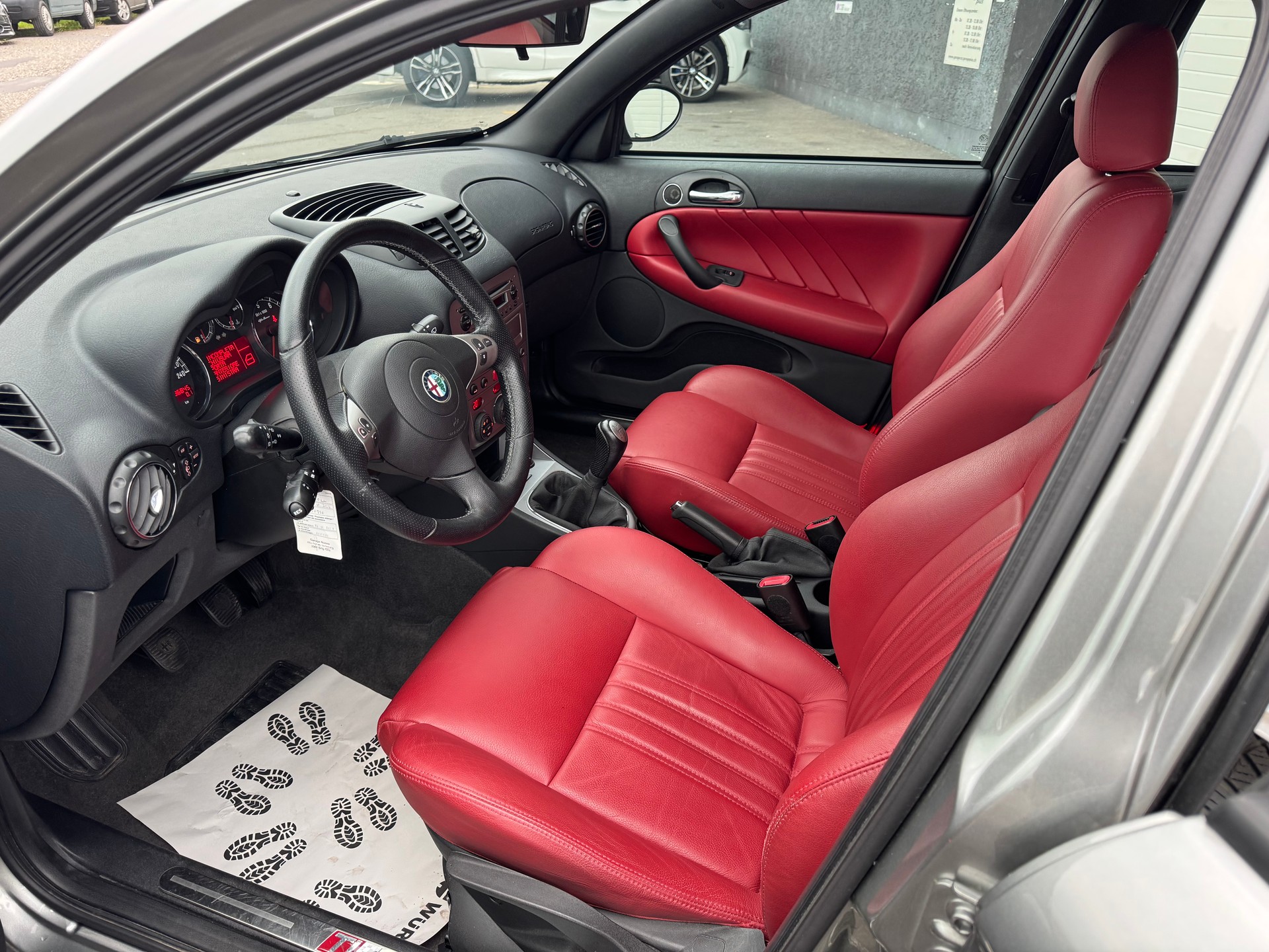 ALFA ROMEO 147 1.6 TS 16V VIP Edition-image-6