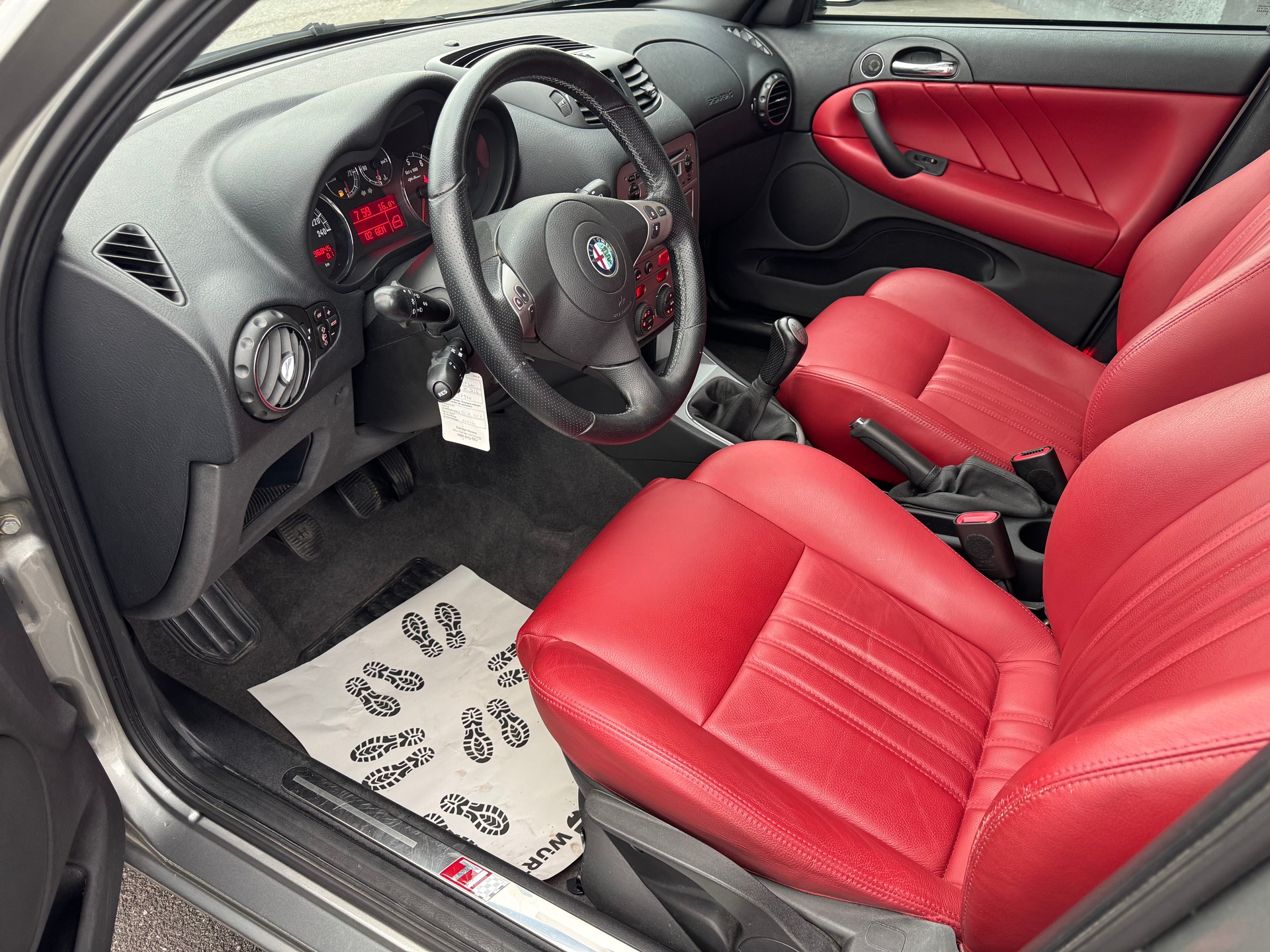 ALFA ROMEO 147 1.6 TS 16V VIP Edition-image-9