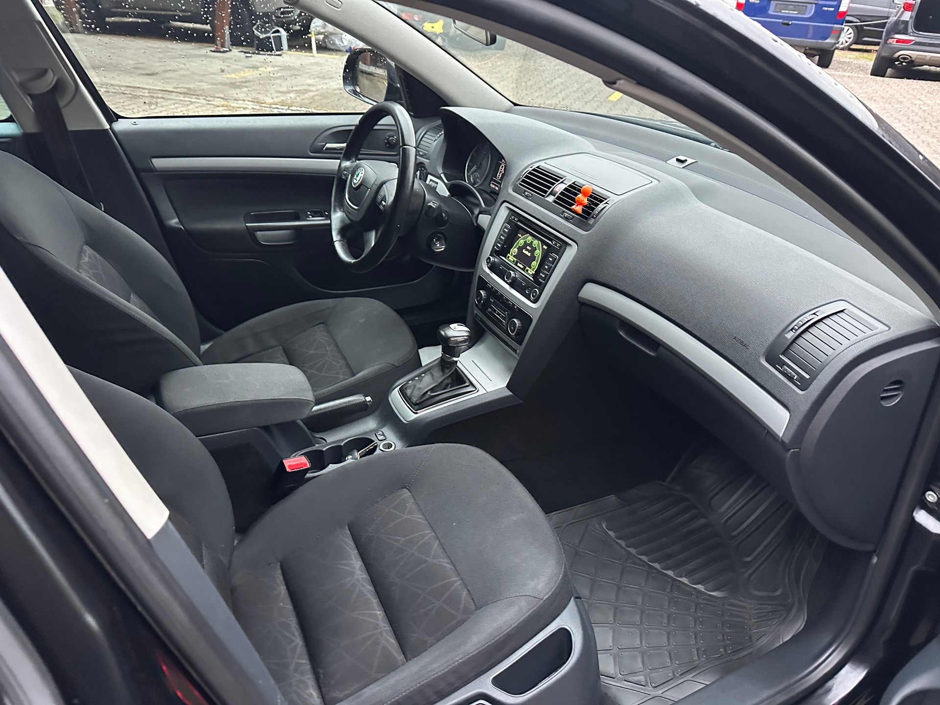 SKODA Octavia Combi 1.8 TSI Ambition DSG-image-8