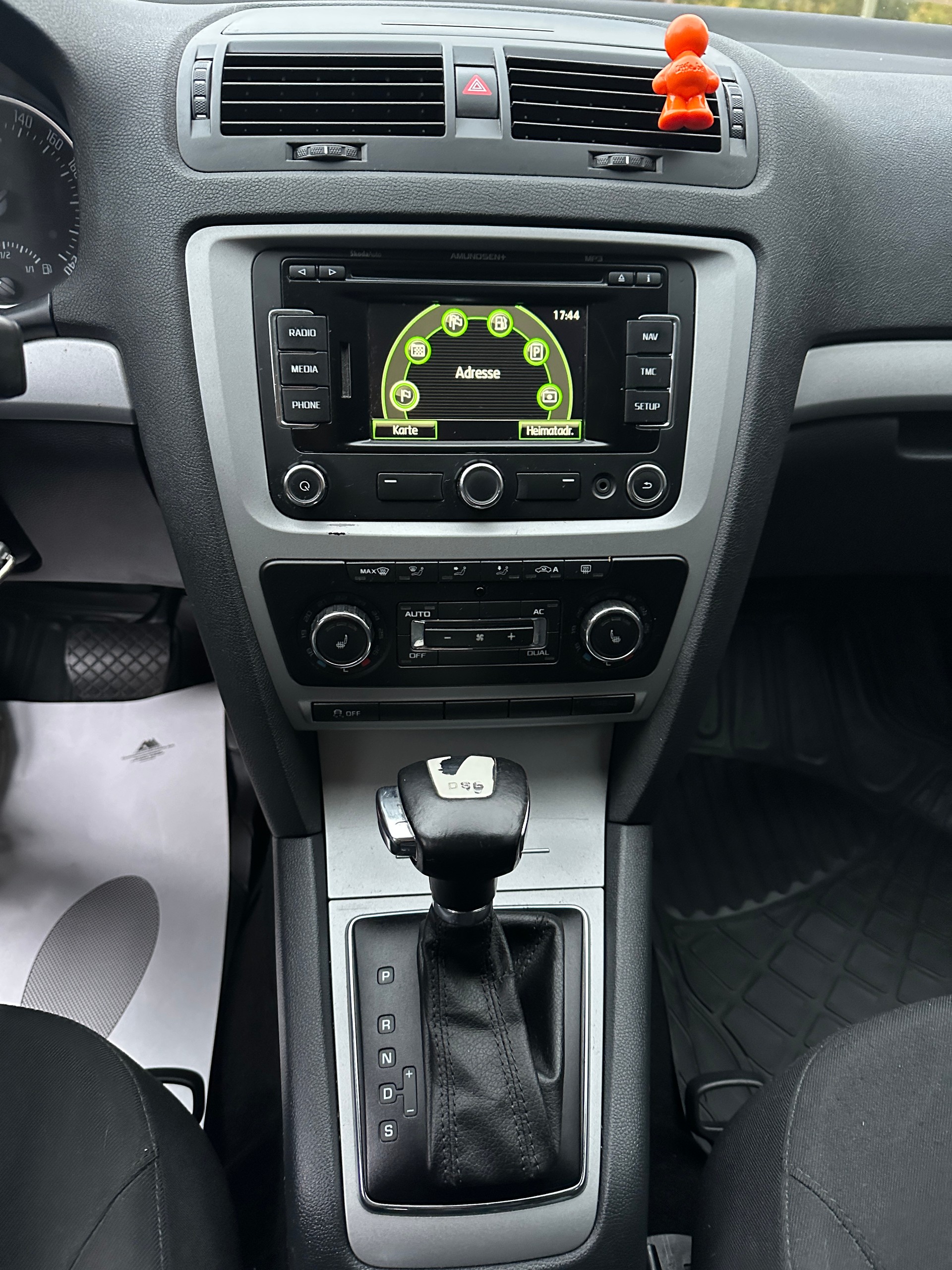 SKODA Octavia Combi 1.8 TSI Ambition DSG-image-12
