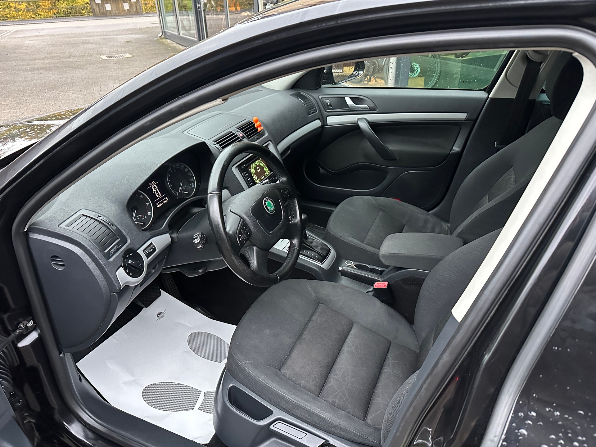 SKODA Octavia Combi 1.8 TSI Ambition DSG-image-7