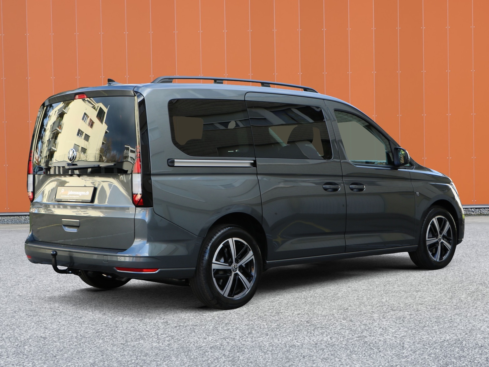 VW Caddy Maxi 2.0 TDI 4Motion-image-1