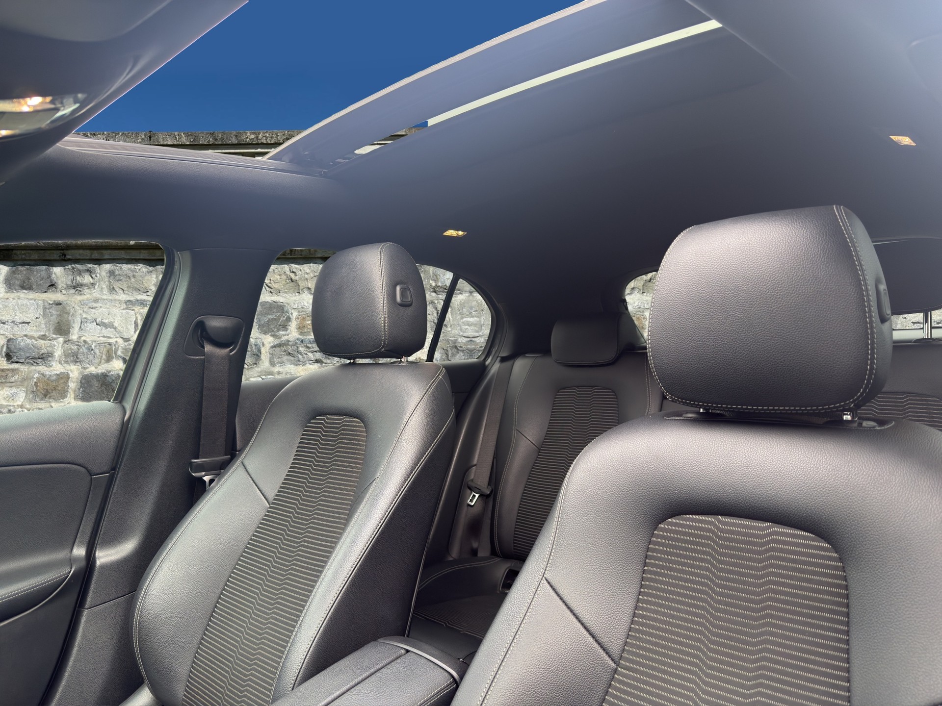 MERCEDES-BENZ A 220 Progressive 7G-DCT-image-7