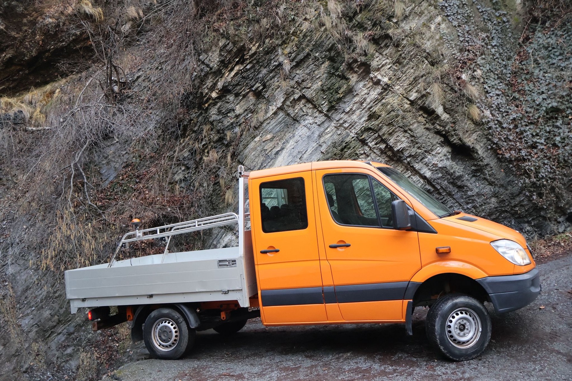 MERCEDES-BENZ Sprinter 319 CDI Standard 4x4 Automat-image-5