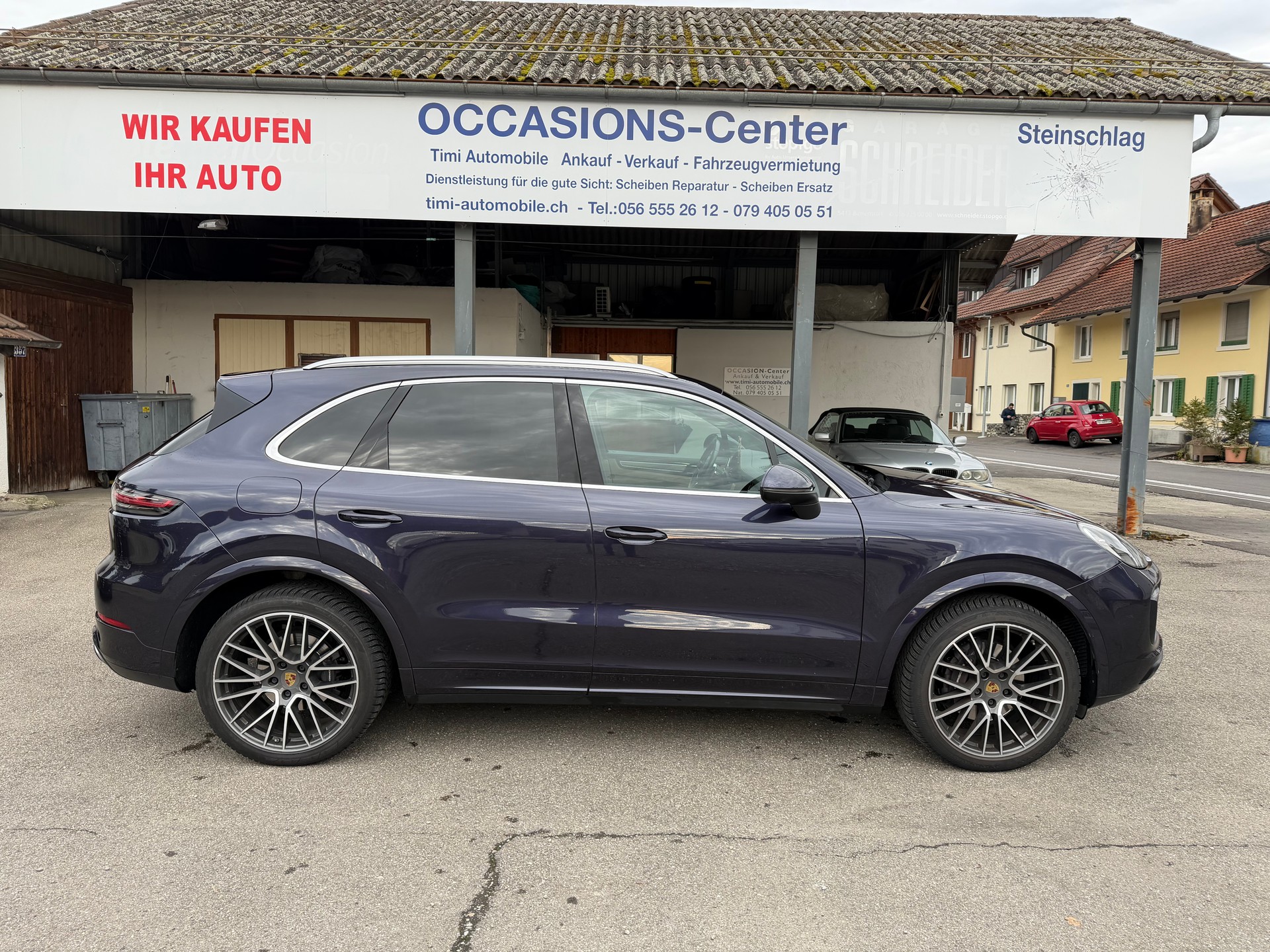PORSCHE Cayenne-showroom-element-2