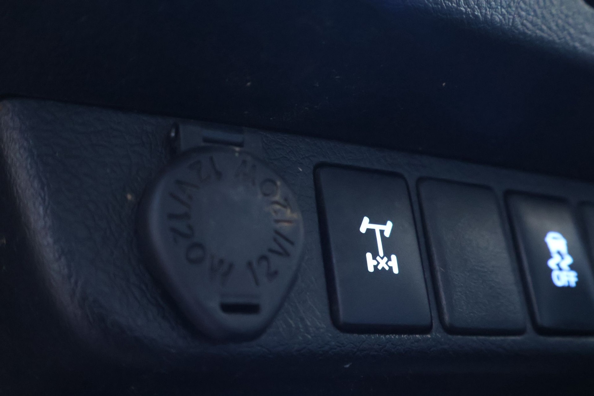 TOYOTA Hilux 2.4D-4D Sol DoubleCab 4x4-image-11