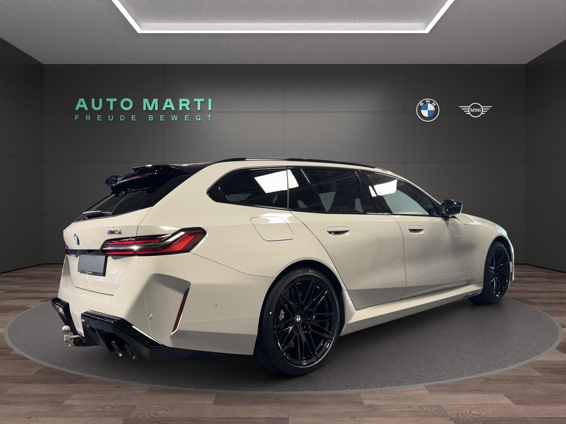 BMW M5 xDrive Touring-image-3