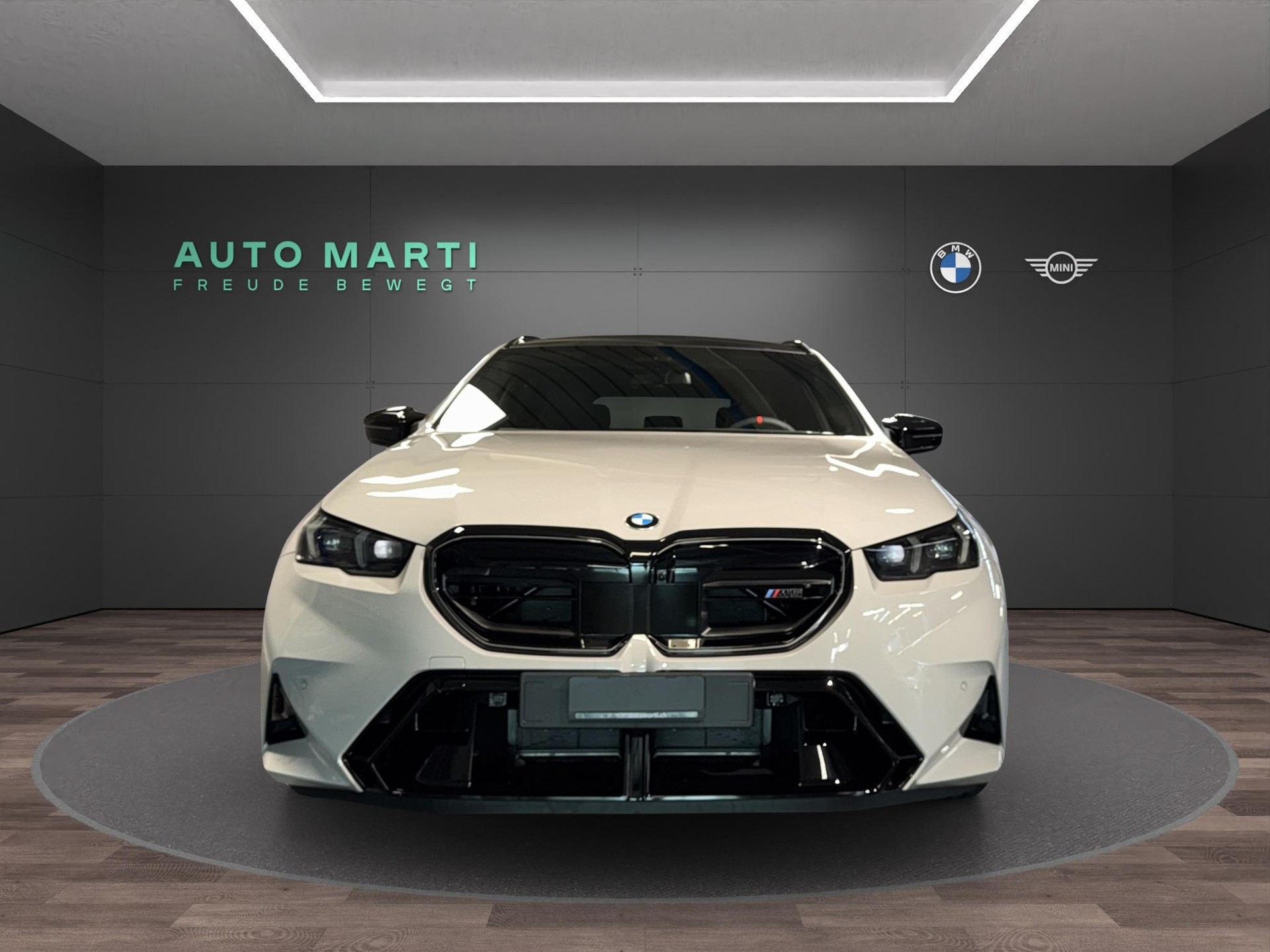 BMW M5 xDrive Touring-image-4