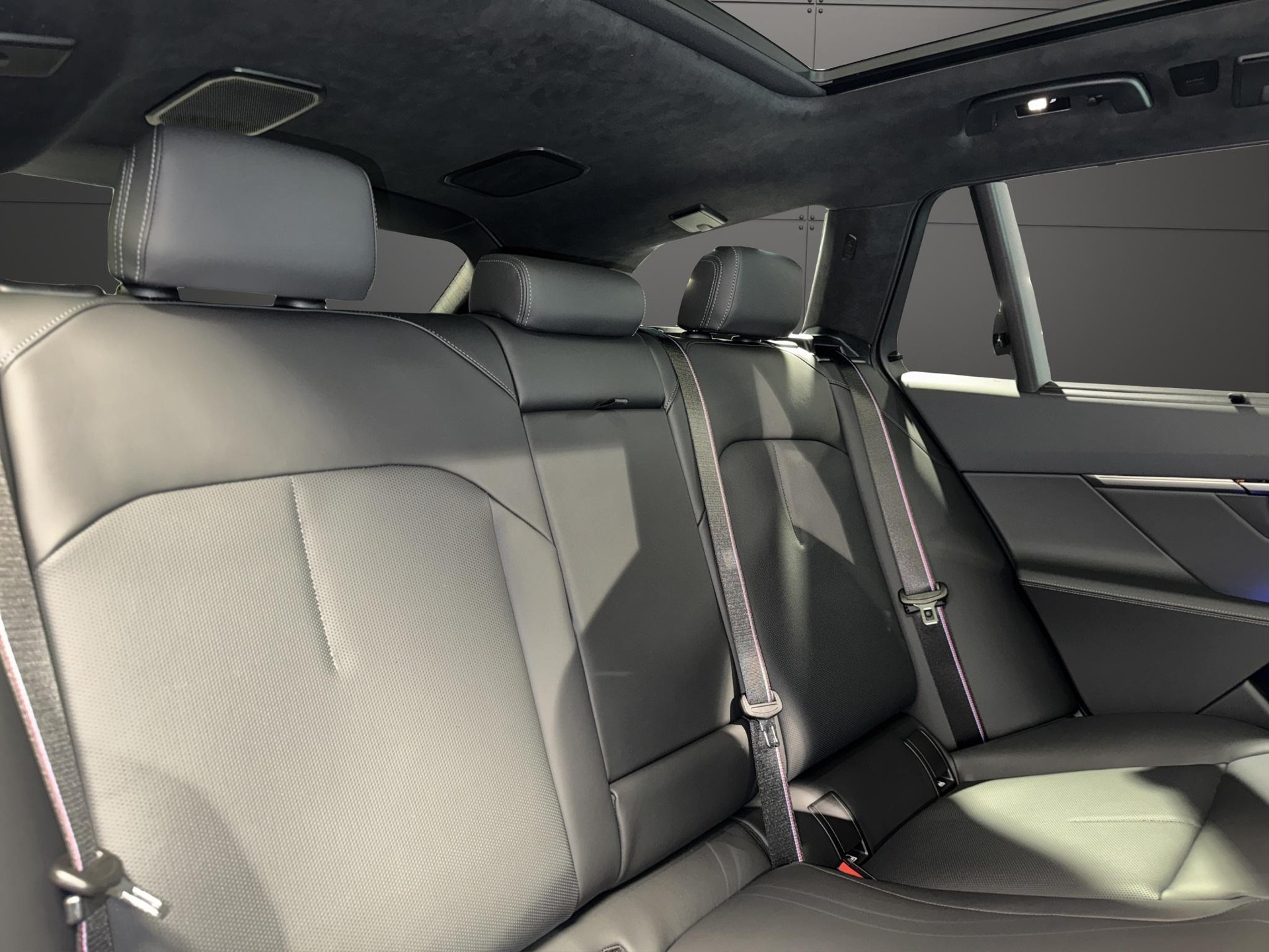 BMW M5 xDrive Touring-image-16