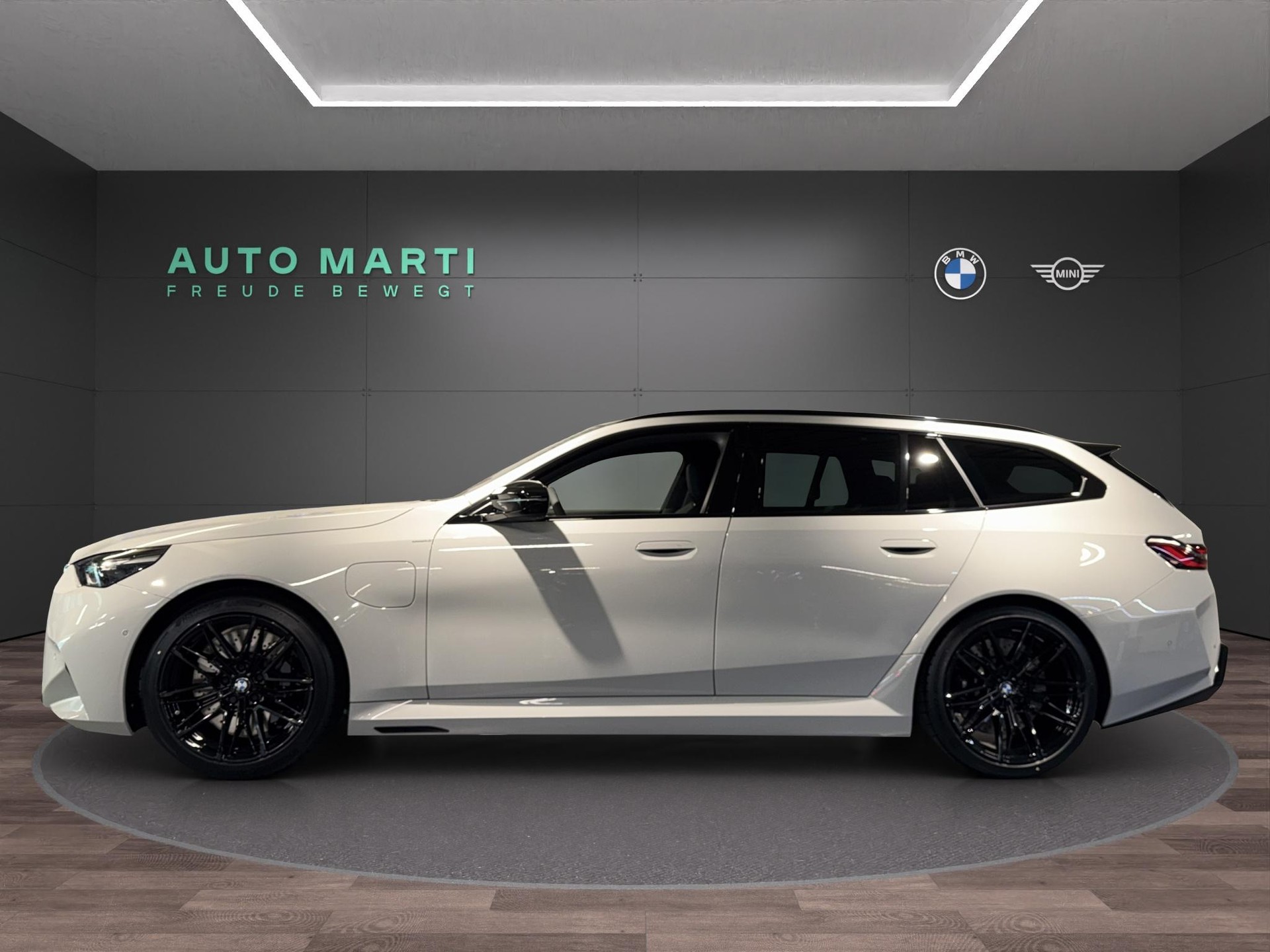 BMW M5 xDrive Touring-image-1