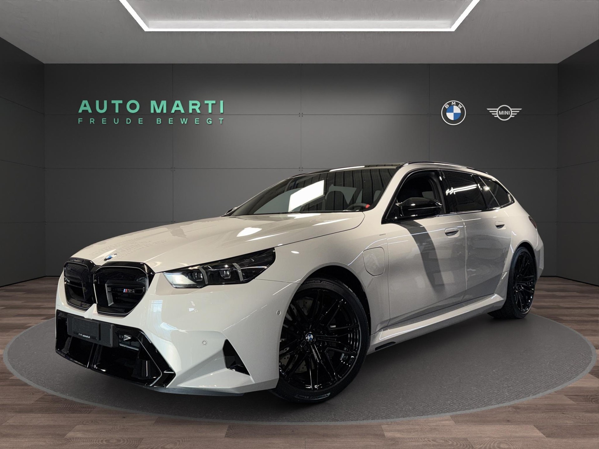 BMW M5 xDrive Touring-image-0