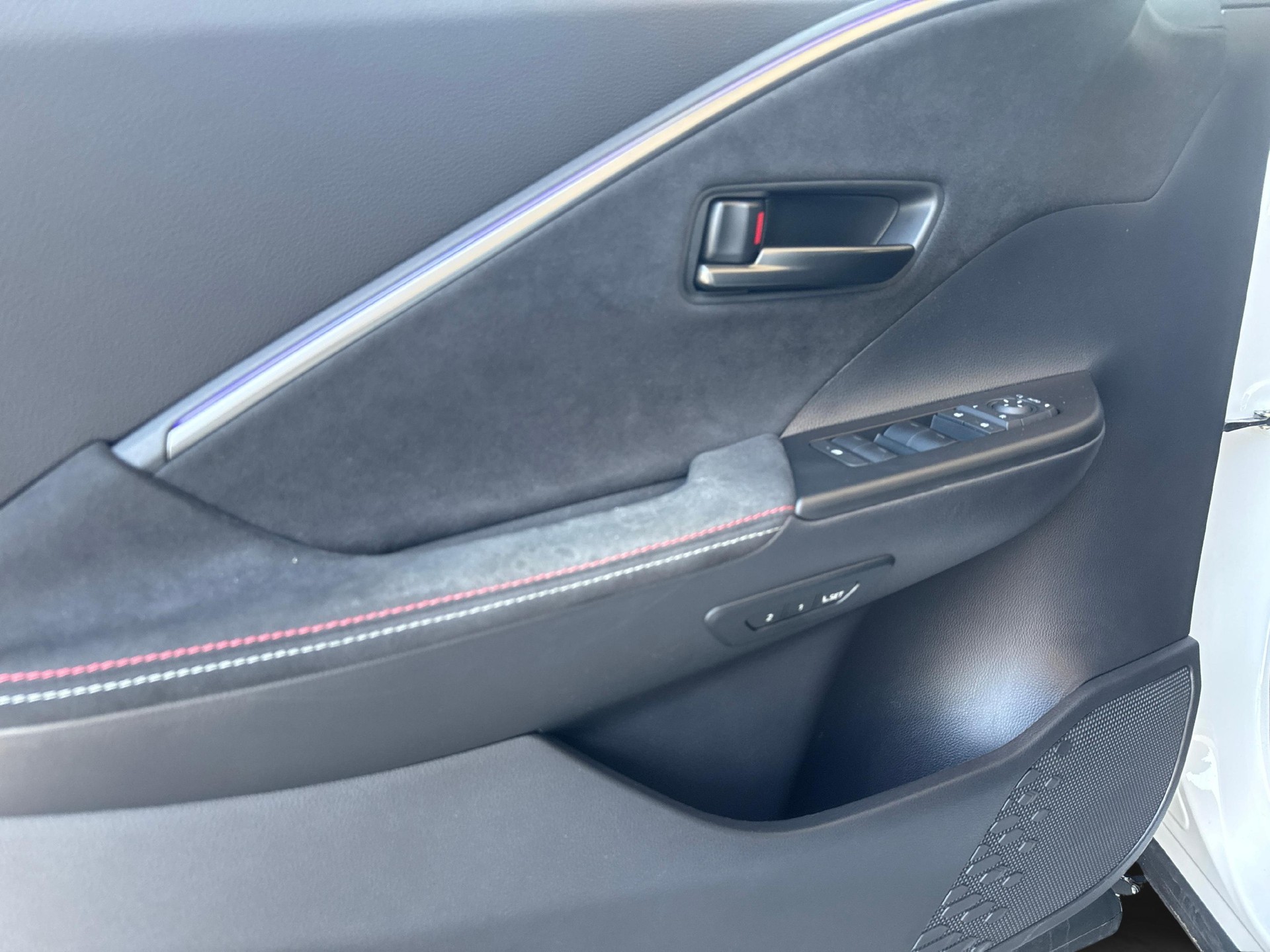 TOYOTA C-HR 2.0 PHEV GR Sport-image-13