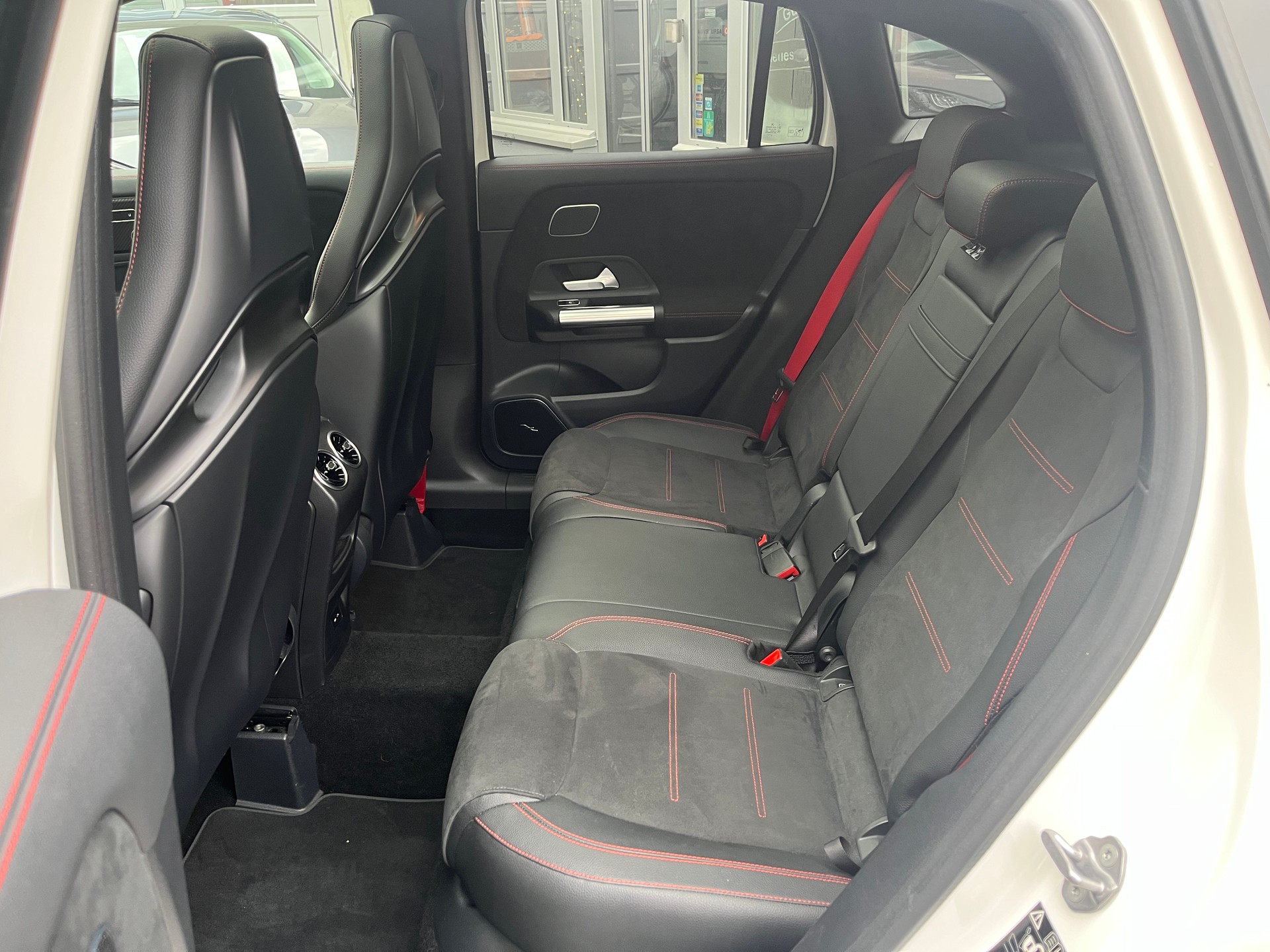 MERCEDES-BENZ GLA 45 S AMG 4Matic+ 8G-Speedshift DCT-image-13
