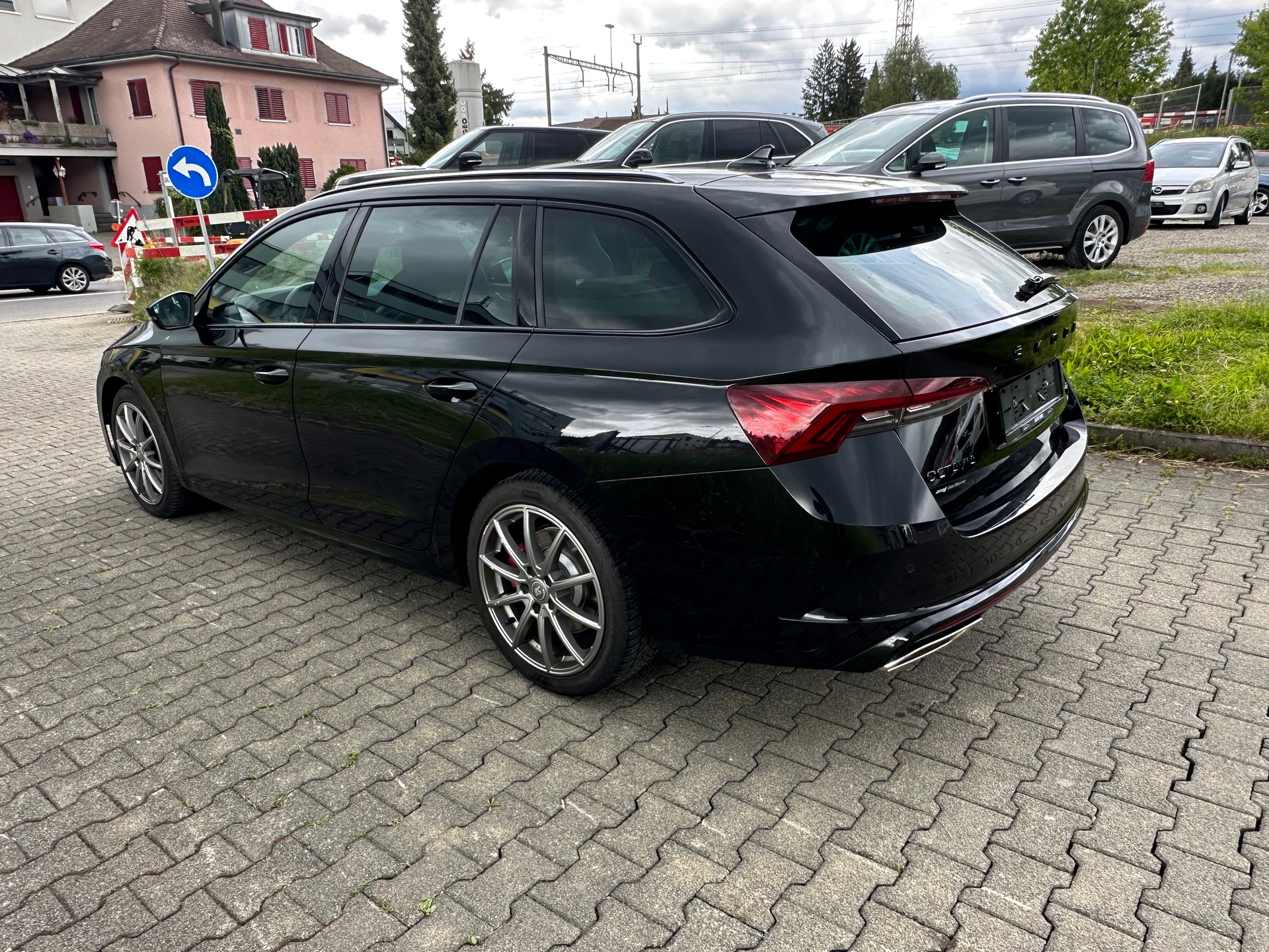 SKODA Octavia Combi 2.0 TSI DSG RS-image-2