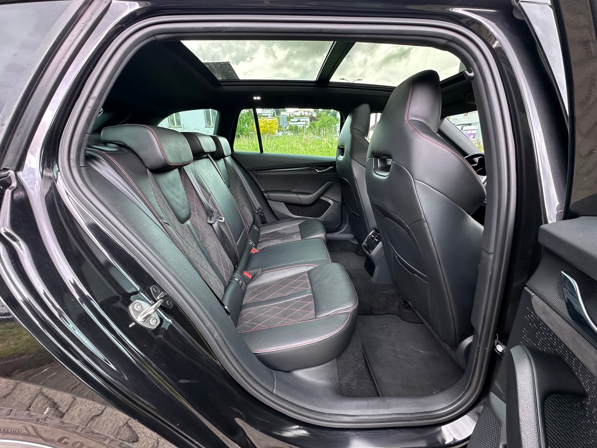 SKODA Octavia Combi 2.0 TSI DSG RS-image-7