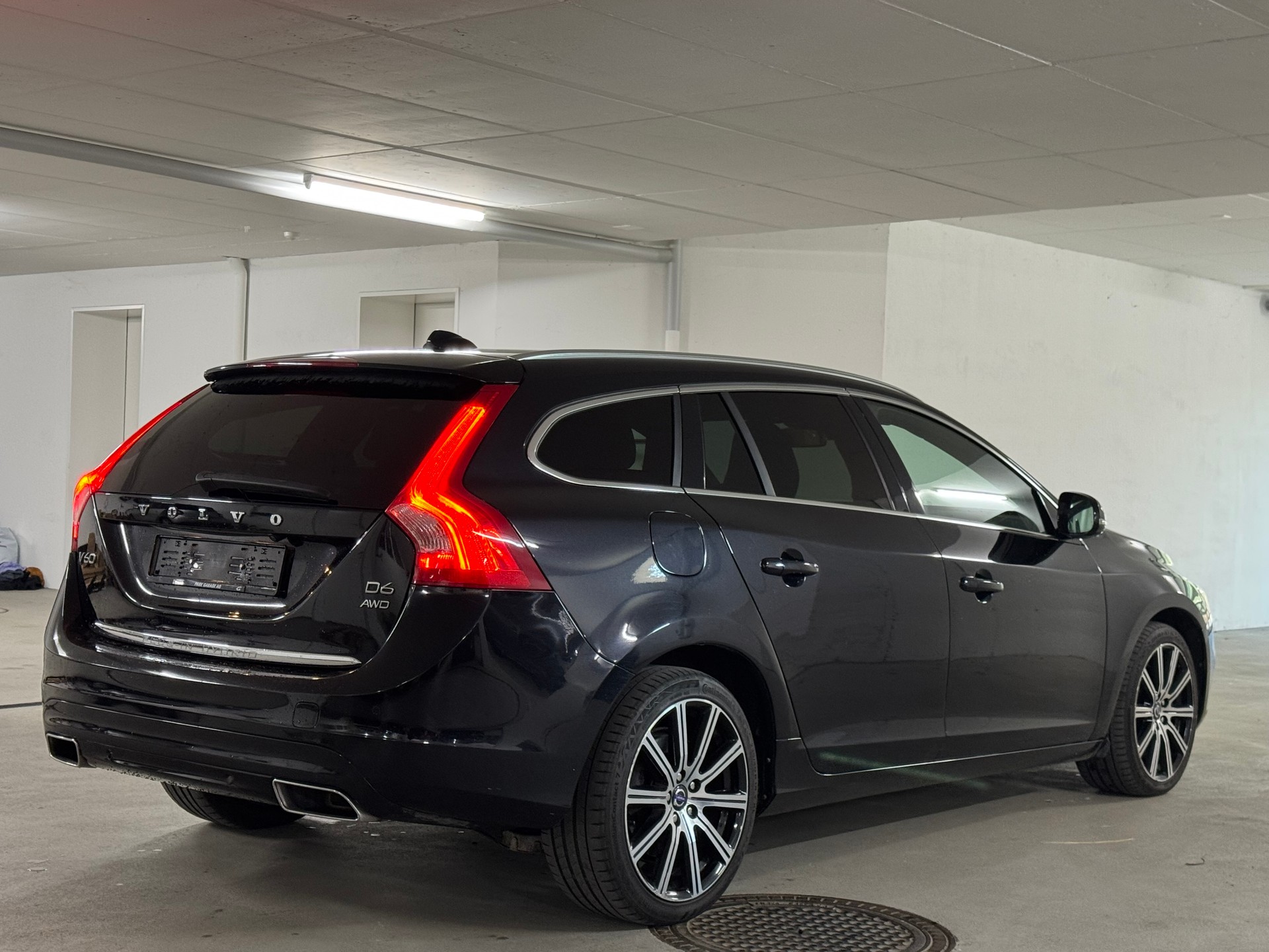 VOLVO V60 D6 AWD Plug-in Hybrid Summum Geartronic-image-6