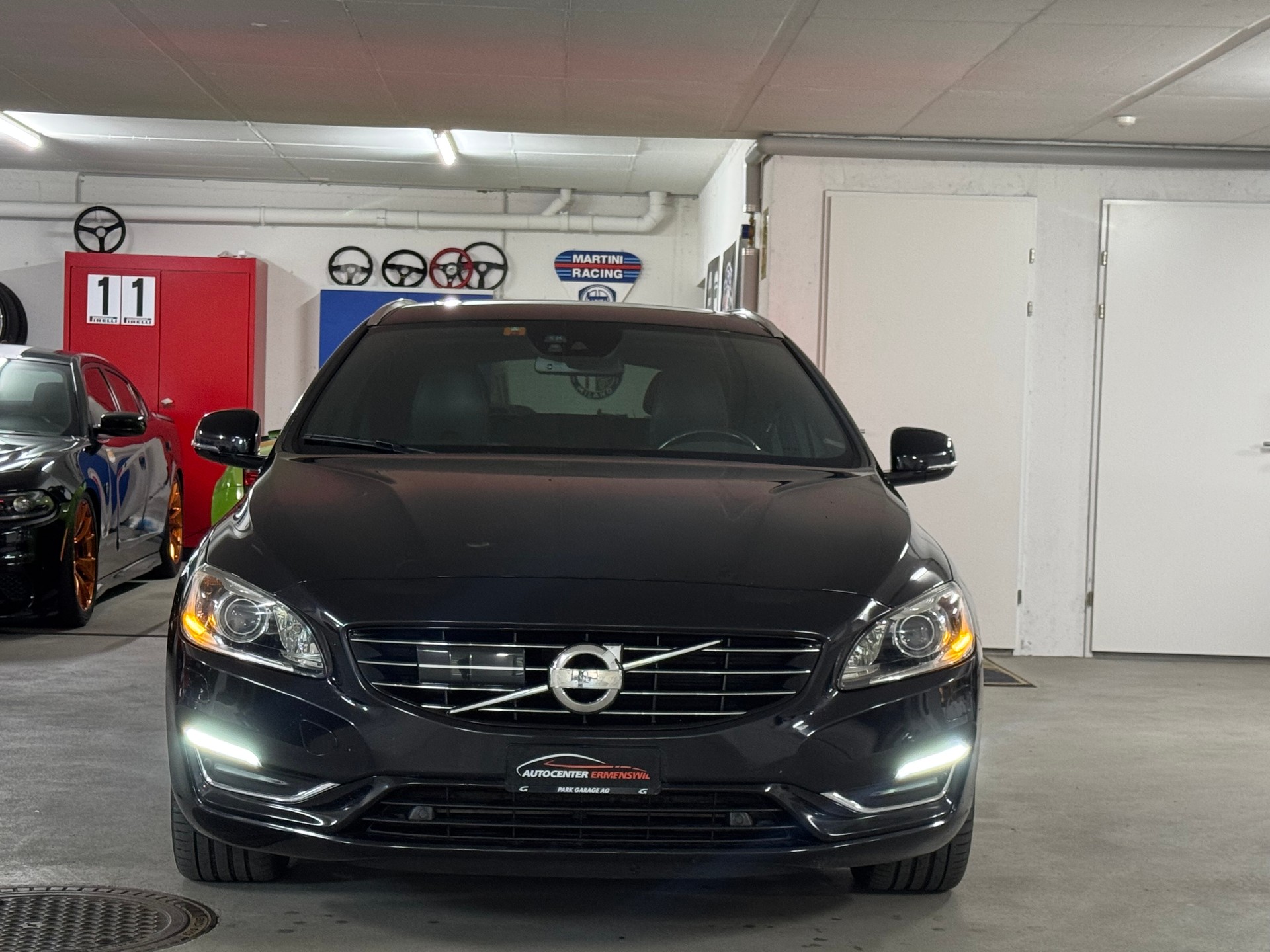 VOLVO V60 D6 AWD Plug-in Hybrid Summum Geartronic-image-1