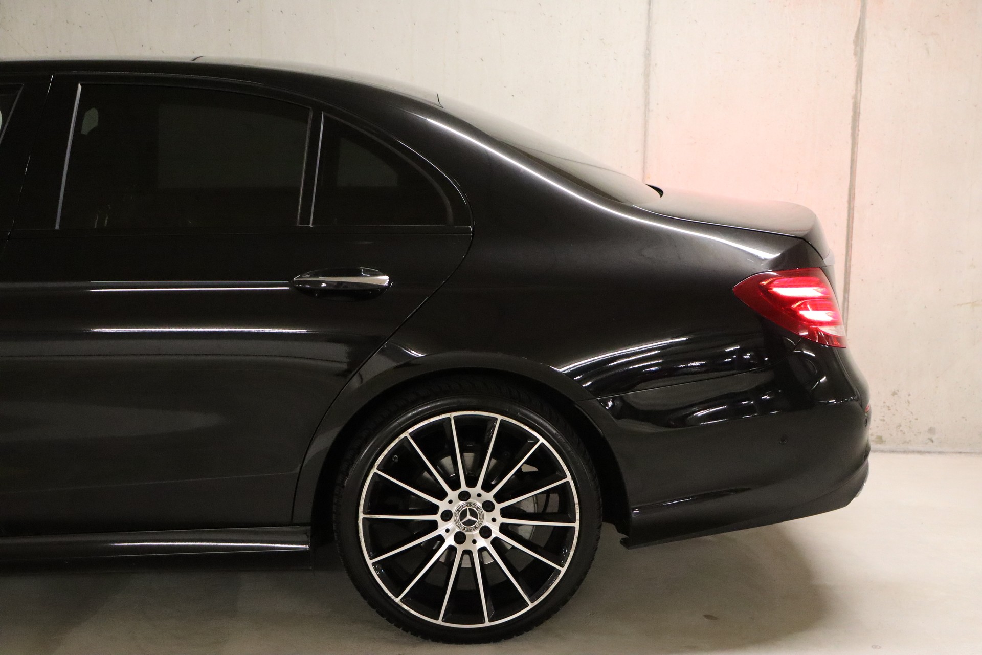 MERCEDES-BENZ E 220 d AMG Line 4Matic 9G-Tronic-image-5