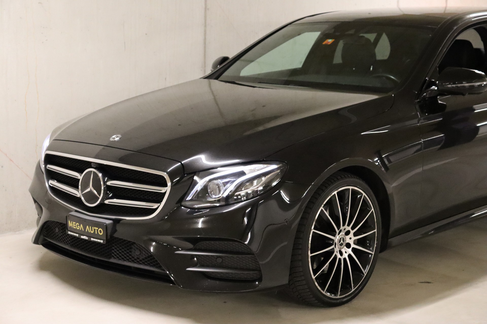 MERCEDES-BENZ E 220 d AMG Line 4Matic 9G-Tronic-showroom-element-2