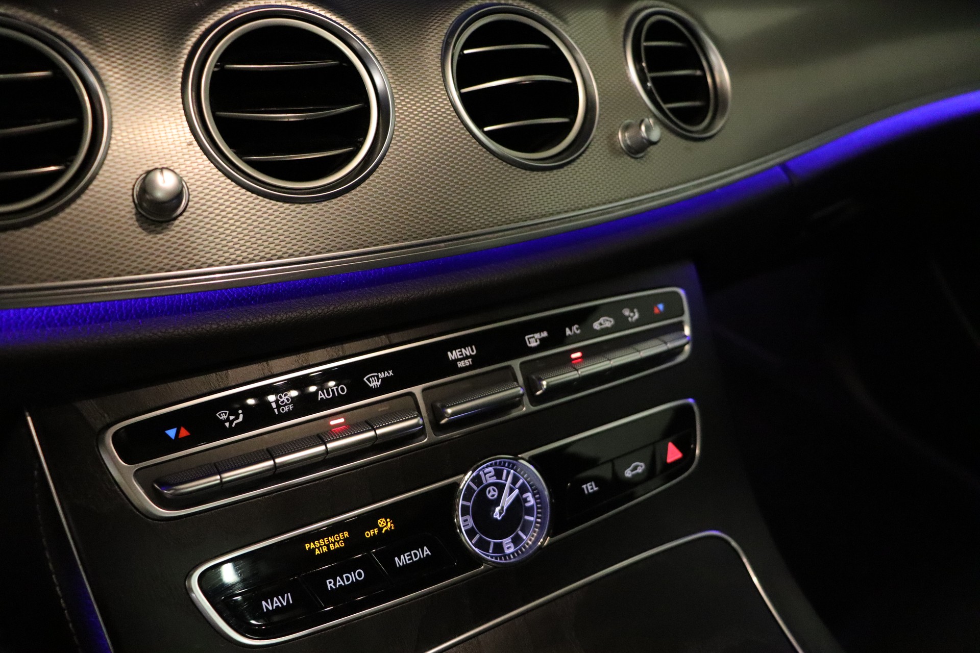 MERCEDES-BENZ E 220 d AMG Line 4Matic 9G-Tronic-image-23