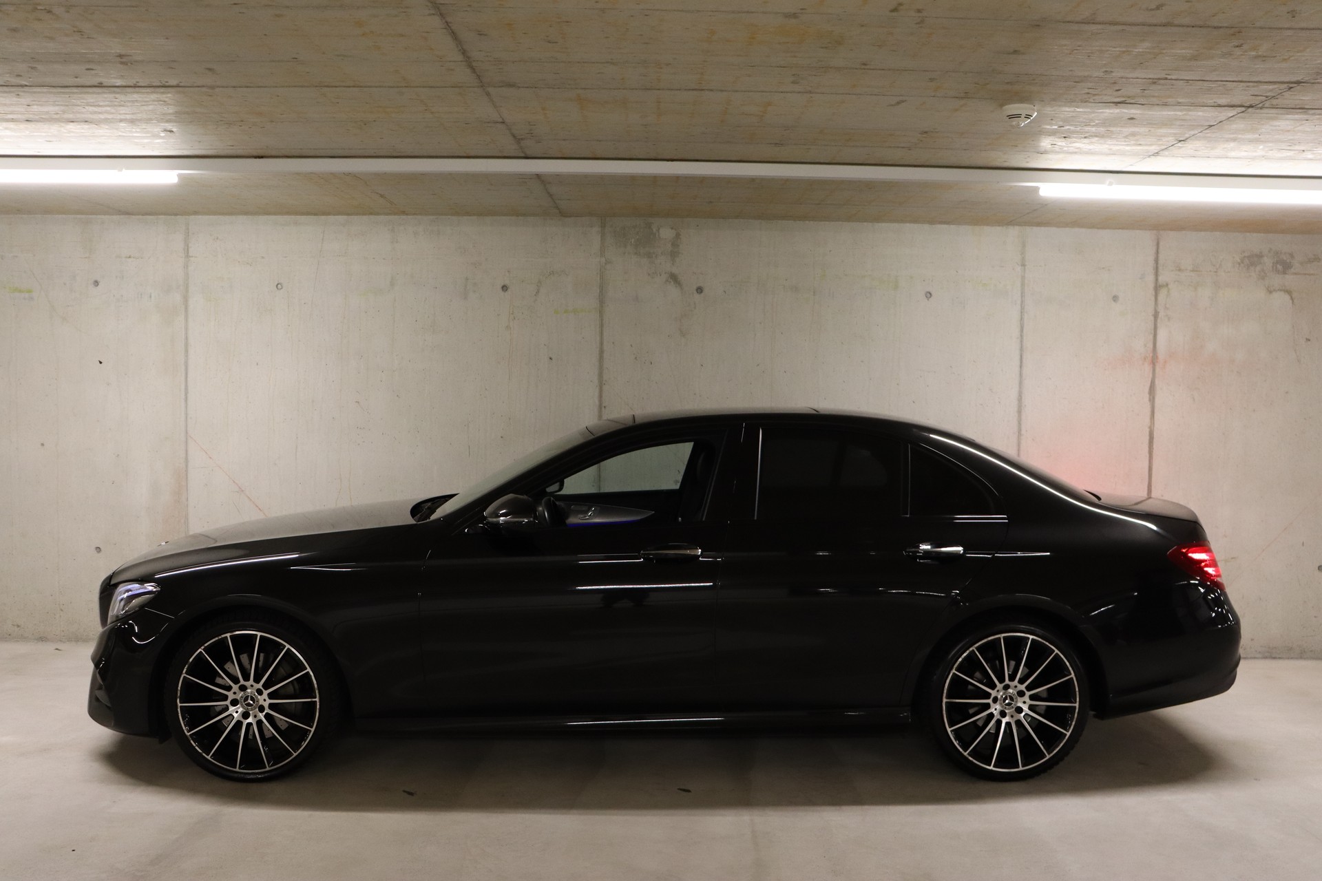 MERCEDES-BENZ E 220 d AMG Line 4Matic 9G-Tronic-image-4