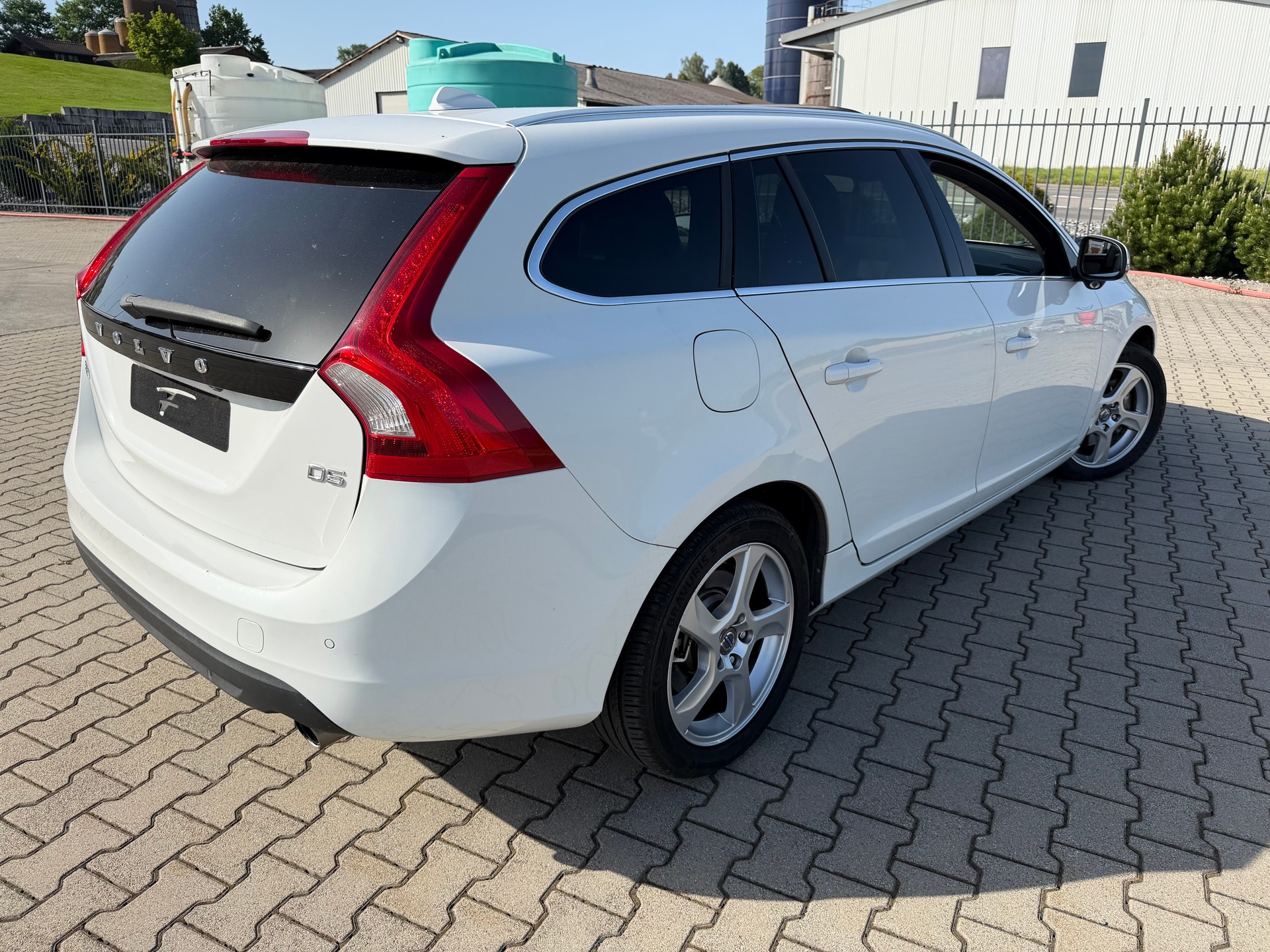 VOLVO V60 D5 Kinetic Geartronic-image-3