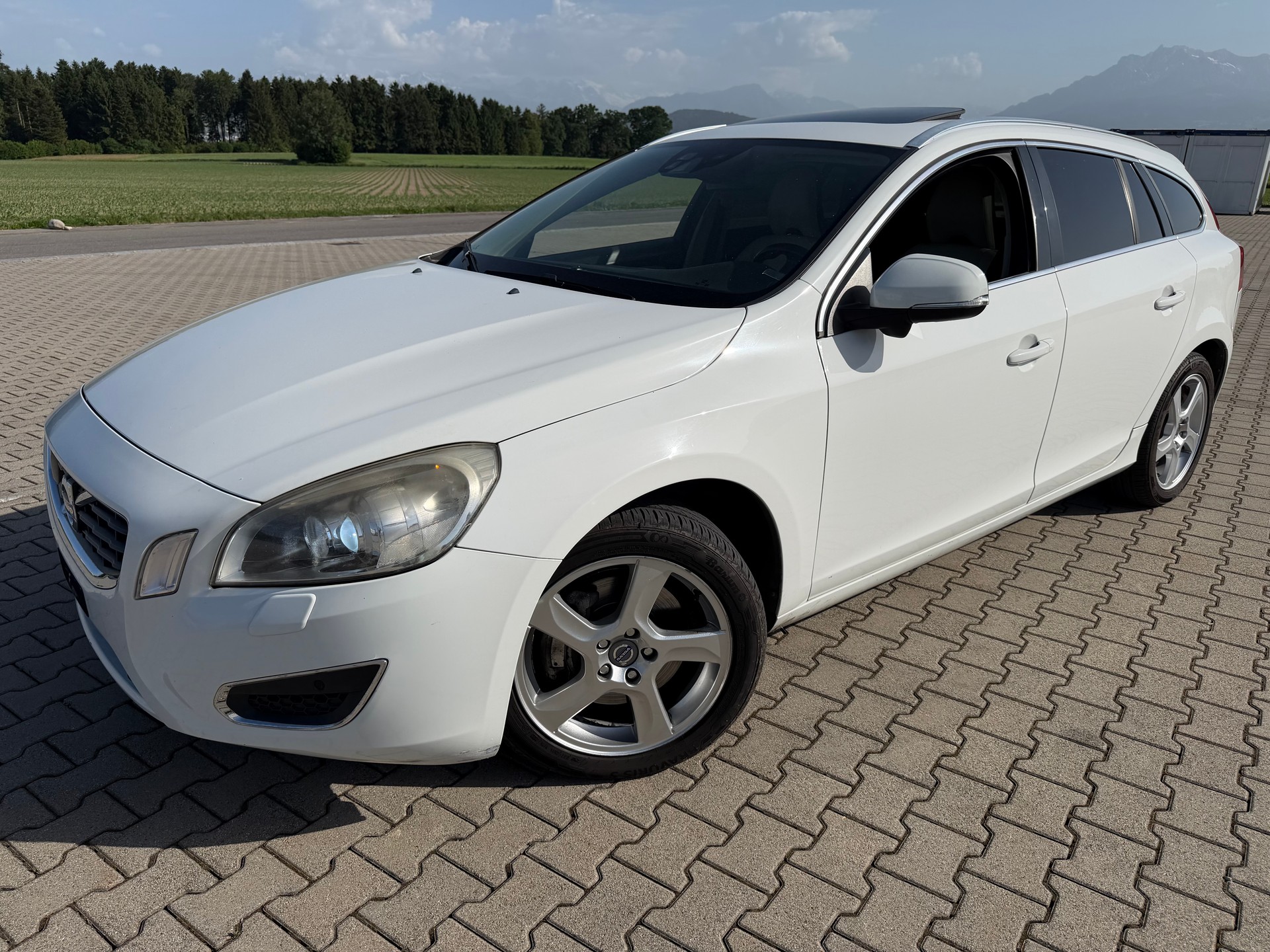 VOLVO V60 D5 Kinetic Geartronic-image-1