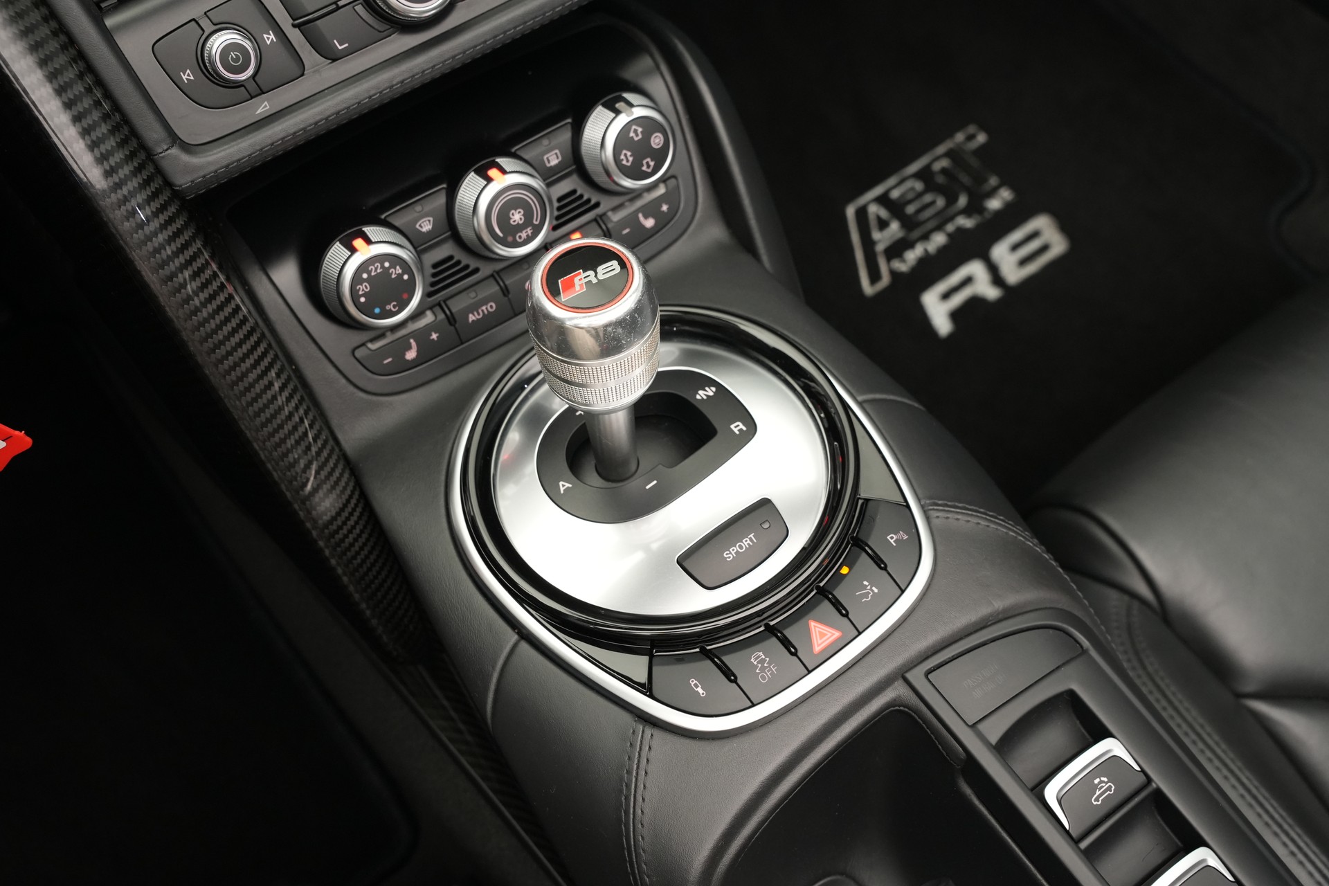 AUDI R8 Spyder 5.2 S-Tronic *Carbon* *B&O* *Keramik*-image-25