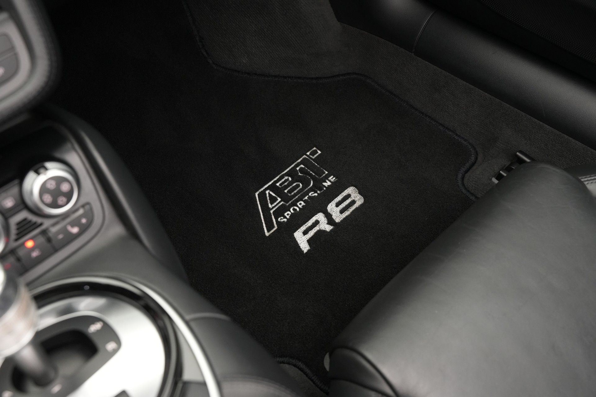AUDI R8 Spyder 5.2 S-Tronic *Carbon* *B&O* *Keramik*-image-26