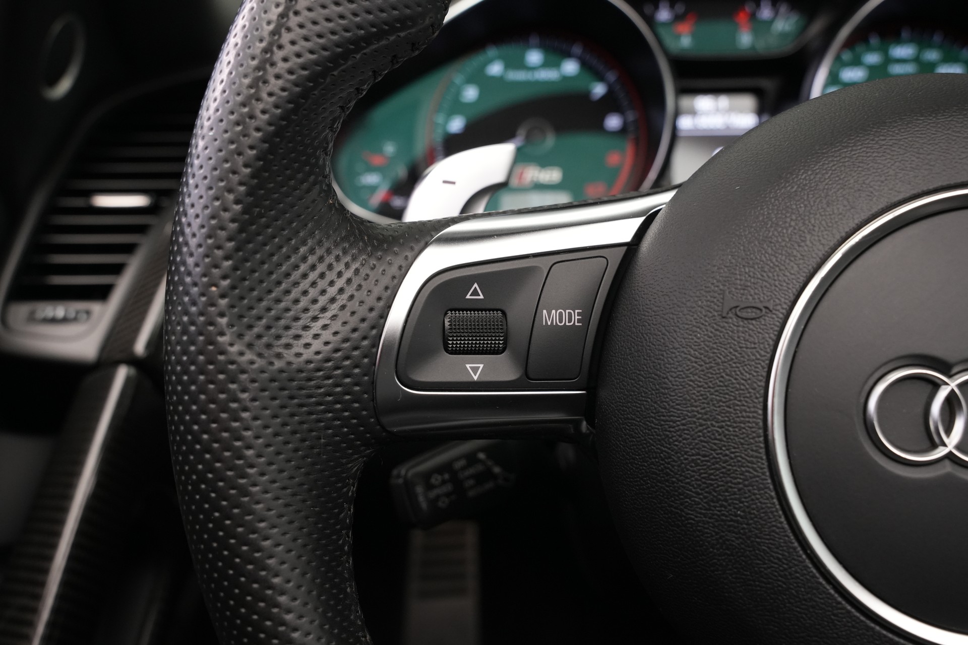 AUDI R8 Spyder 5.2 S-Tronic *Carbon* *B&O* *Keramik*-image-29