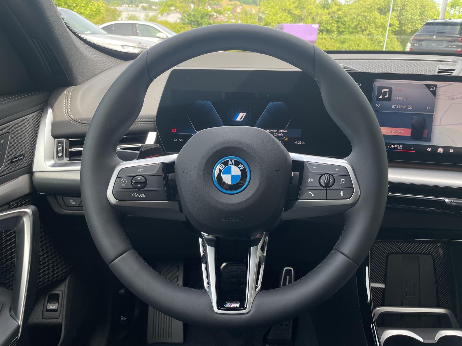 BMW iX1 30 xDrive-image-10