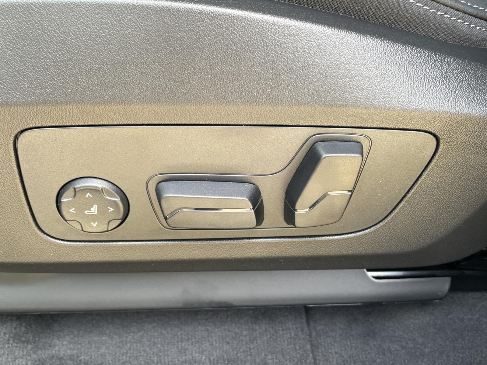 BMW iX1 30 xDrive-image-20