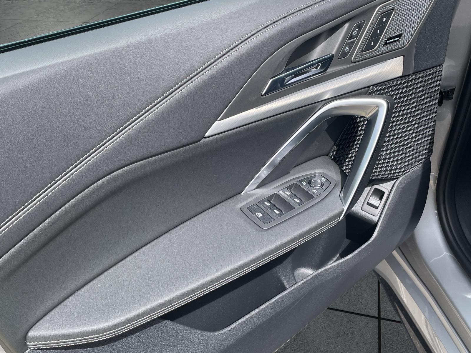 BMW iX1 30 xDrive-image-15
