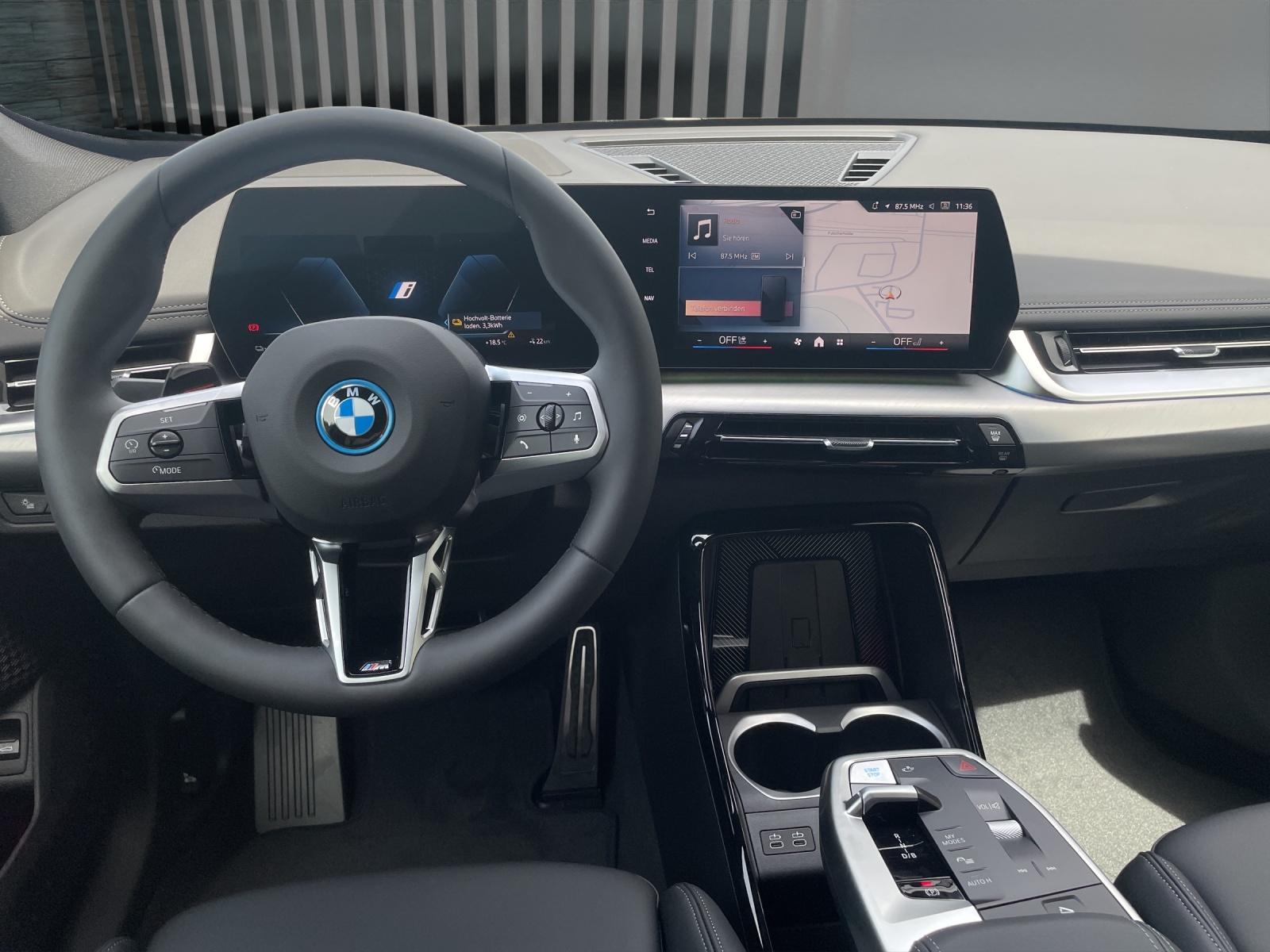 BMW iX1 30 xDrive-image-9