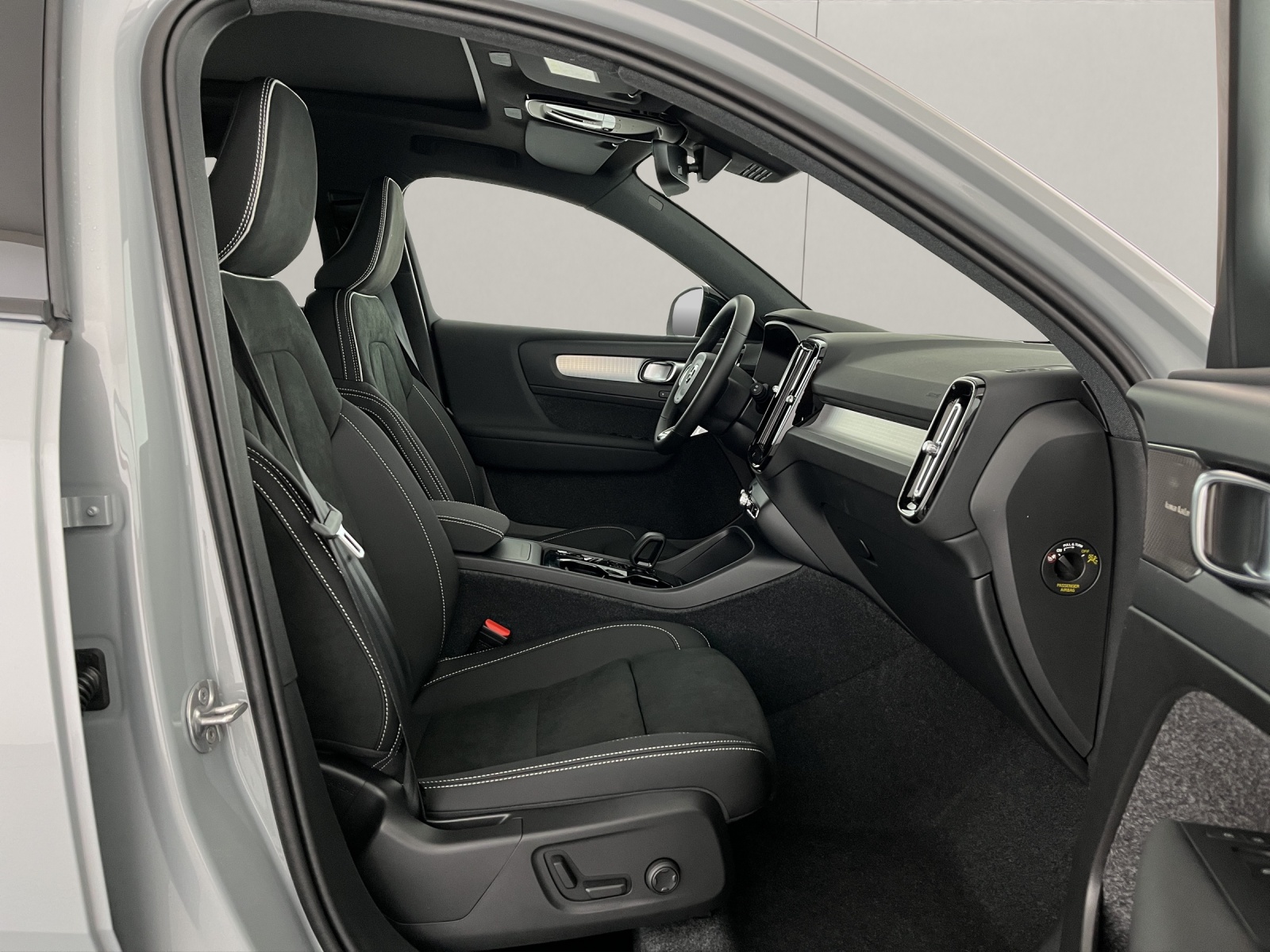 VOLVO XC40 2.0 B3 MH Plus Dark-image-11