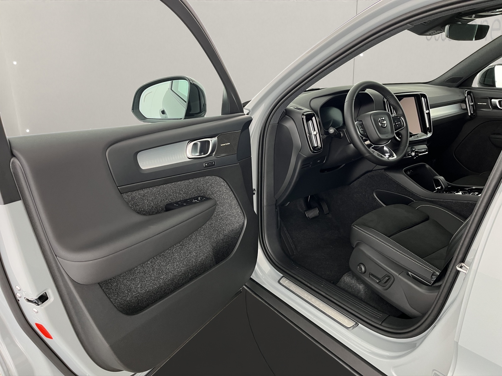 VOLVO XC40 2.0 B3 MH Plus Dark-image-7