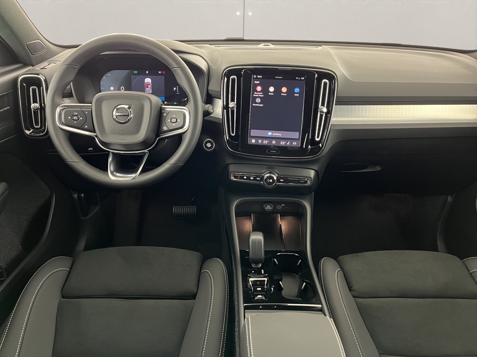 VOLVO XC40 2.0 B3 MH Plus Dark-image-9