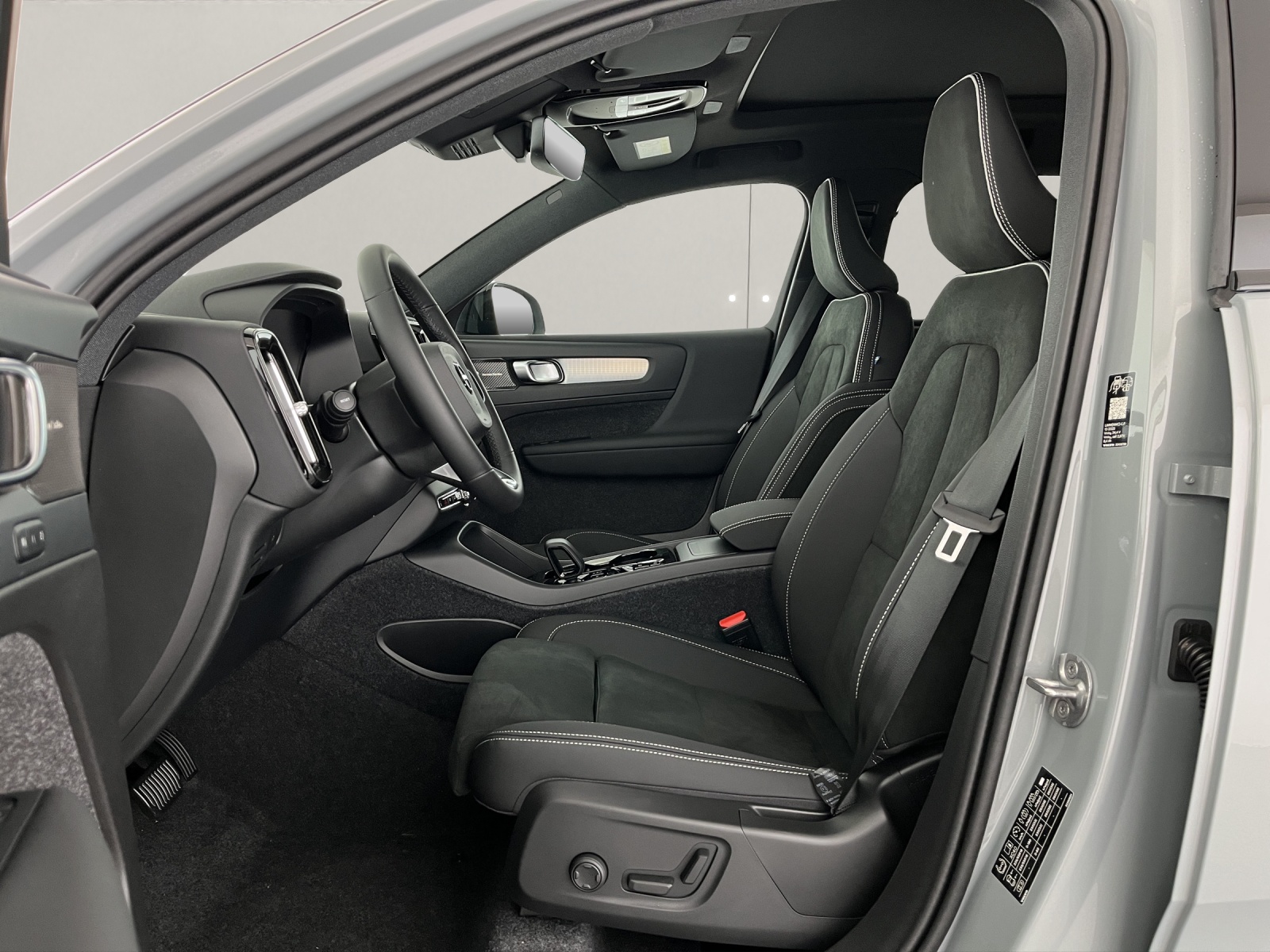 VOLVO XC40 2.0 B3 MH Plus Dark-image-8