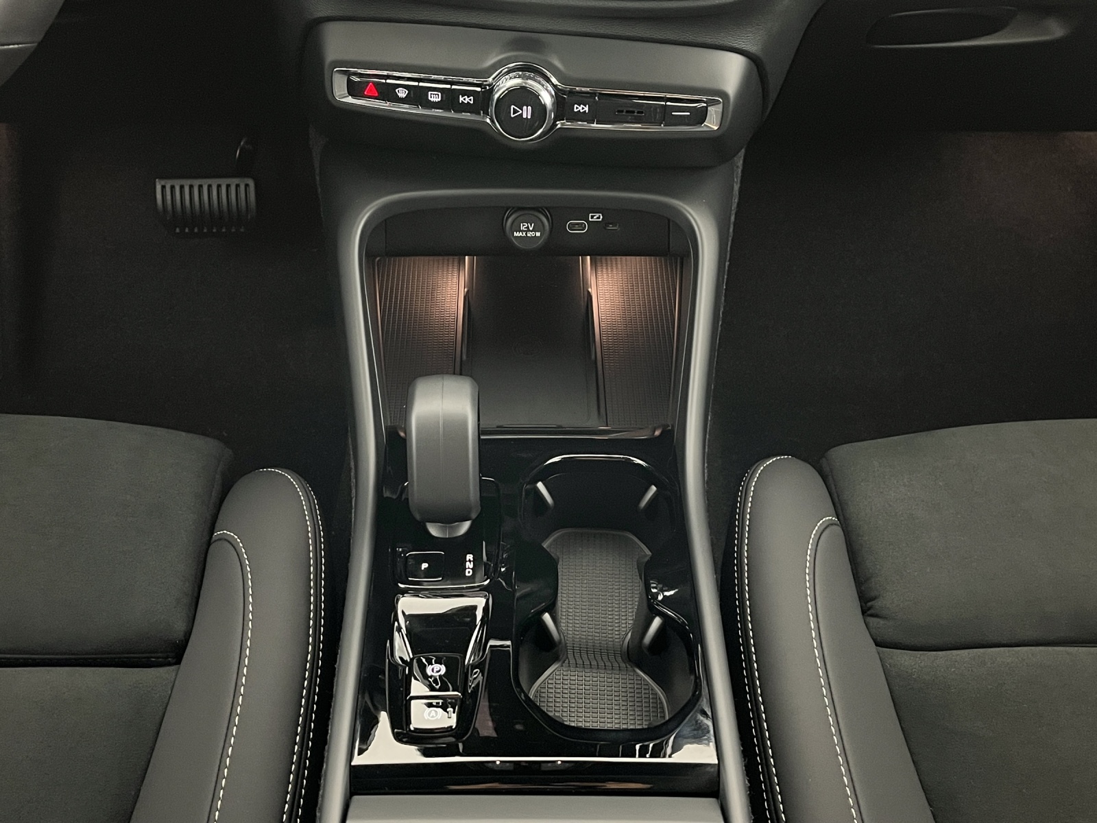 VOLVO XC40 2.0 B3 MH Plus Dark-image-14