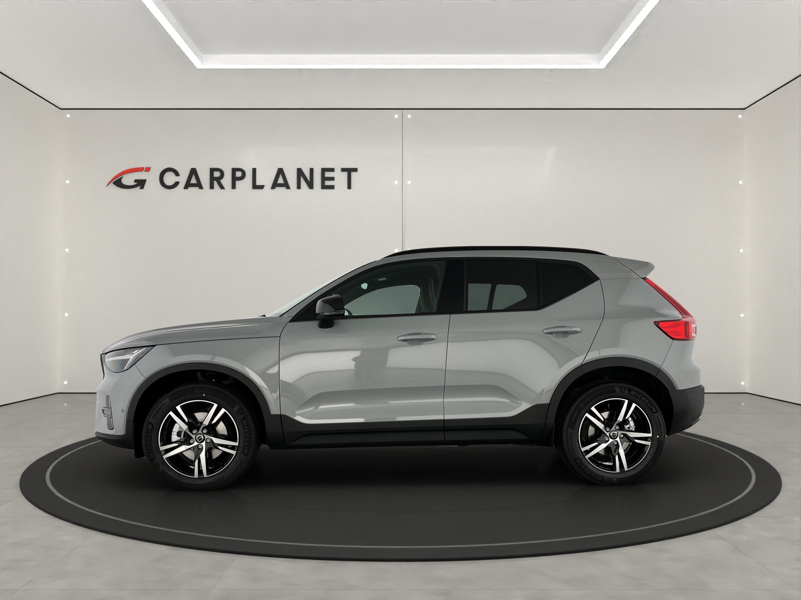 VOLVO XC40 2.0 B3 MH Plus Dark-image-2