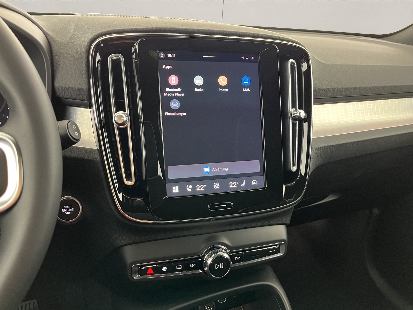 VOLVO XC40 2.0 B3 MH Plus Dark-image-15