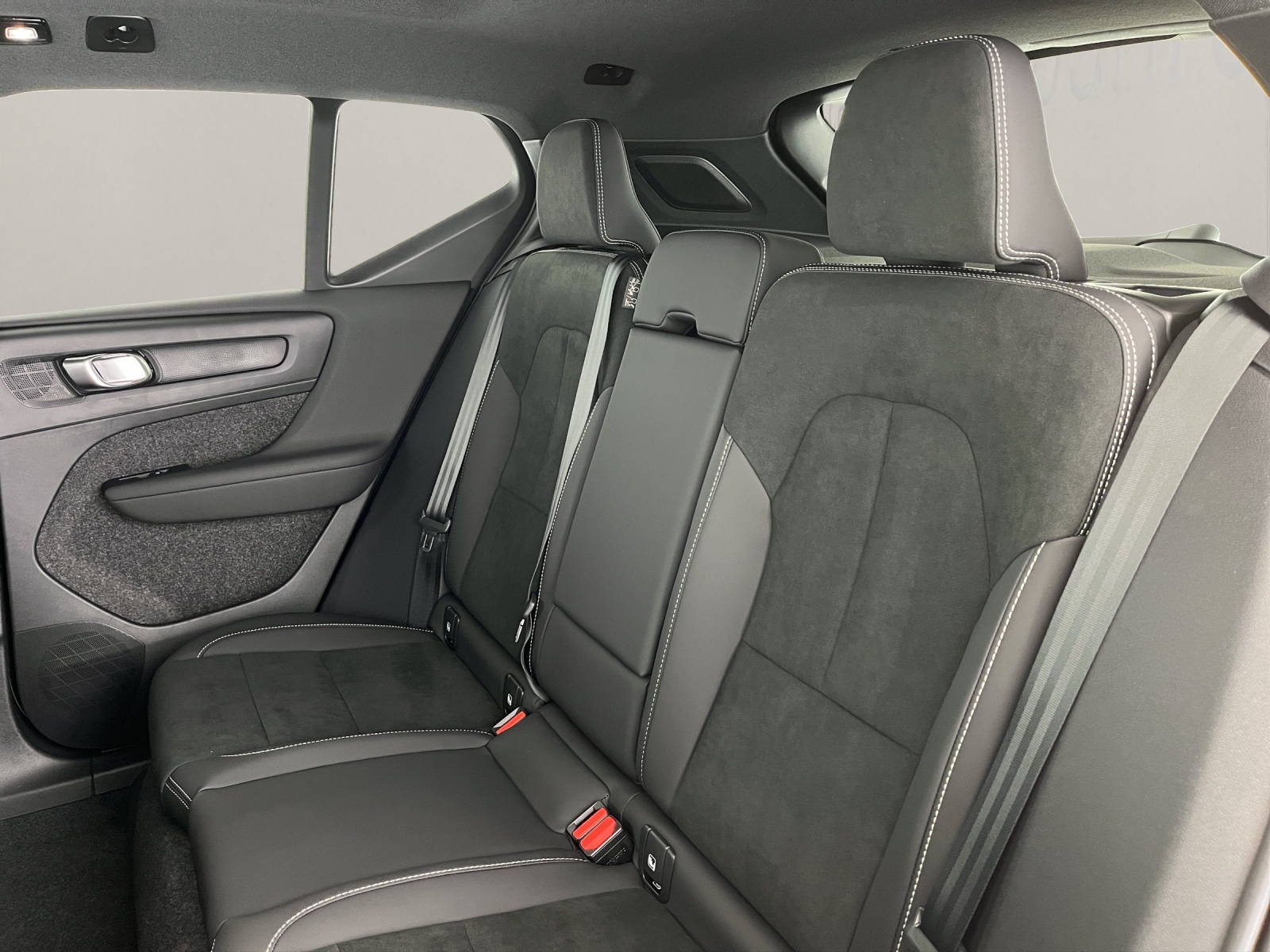 VOLVO XC40 2.0 B3 MH Plus Dark-image-13