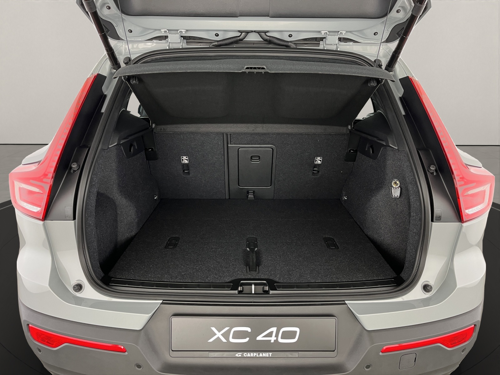 VOLVO XC40 2.0 B3 MH Plus Dark-image-5
