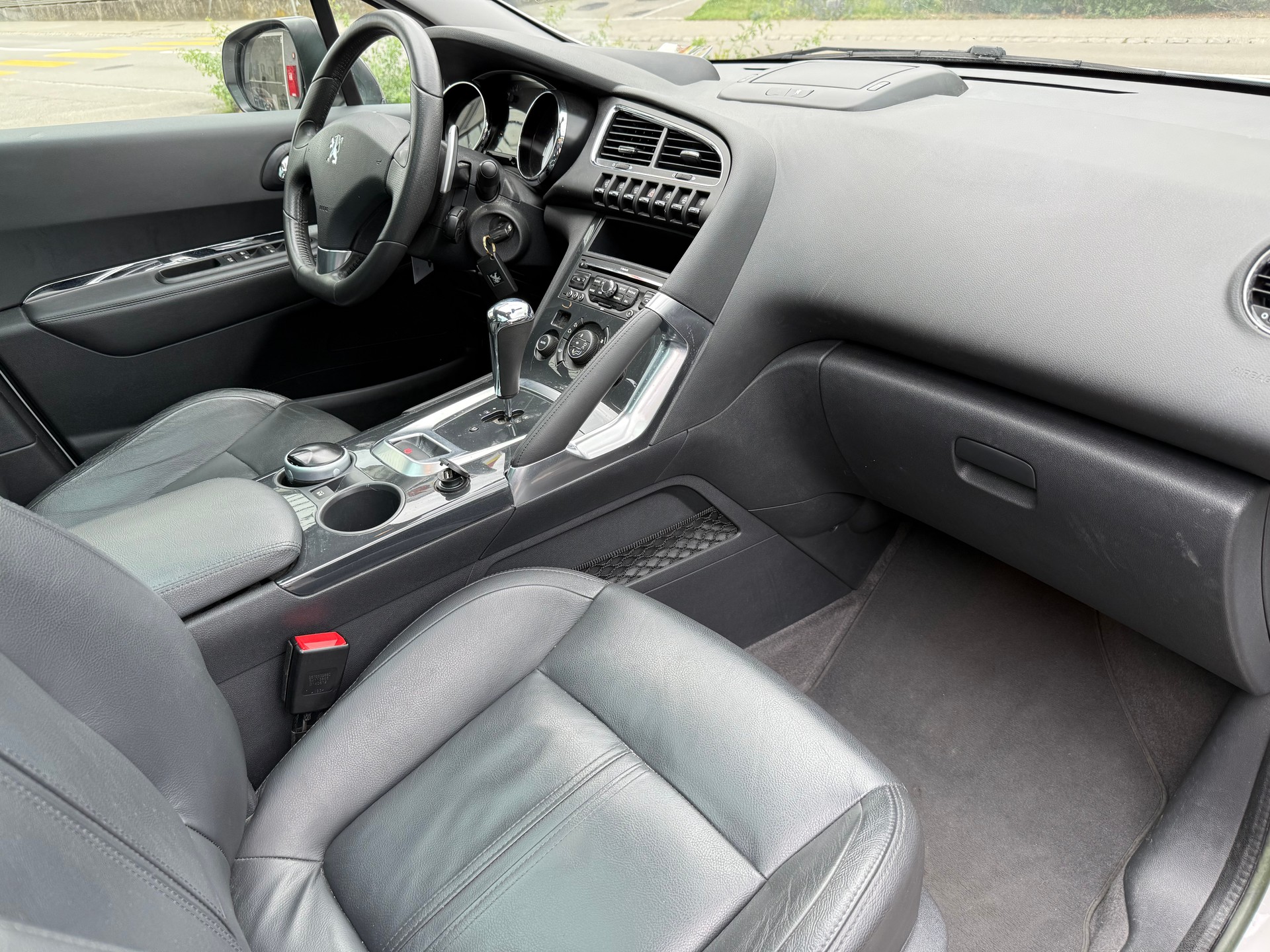 PEUGEOT 3008 1.6 HDI Allure EGS6-image-10
