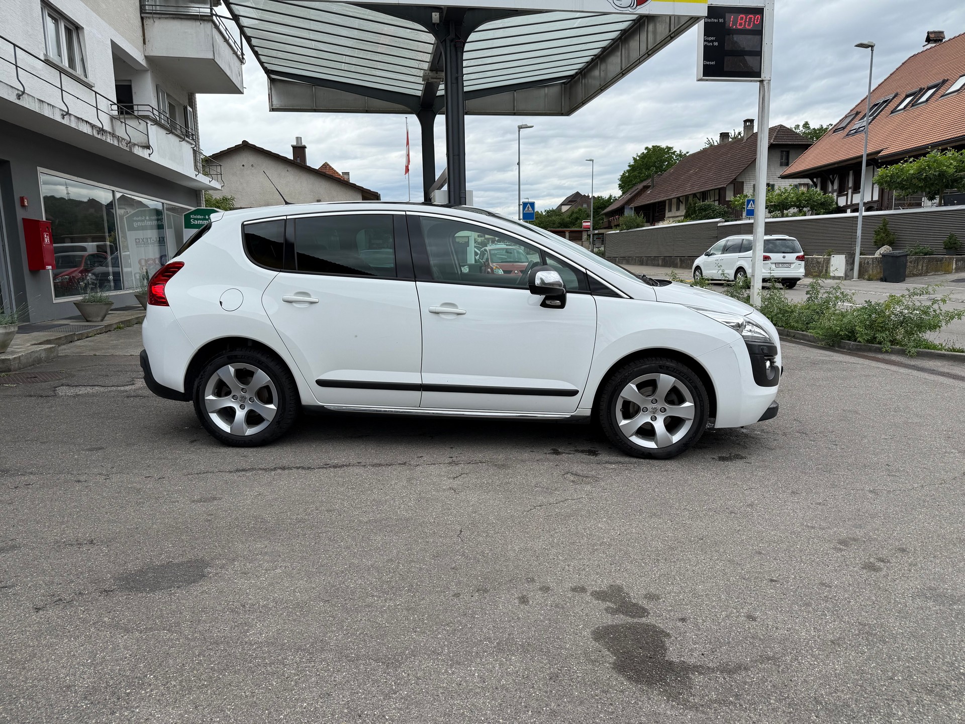 PEUGEOT 3008 1.6 HDI Allure EGS6-image-1